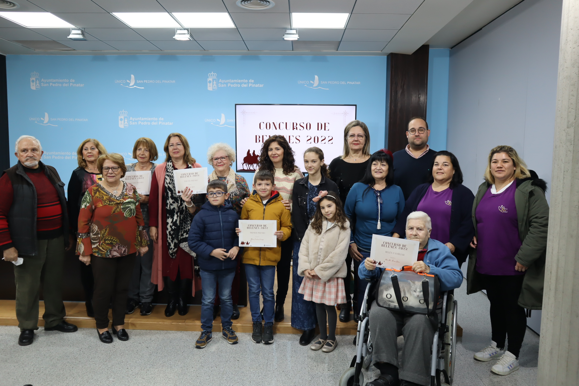 El Rey del Pollo gana el premio al mejor escaparate navideño y Dolores Fructuoso el concurso de belenes
