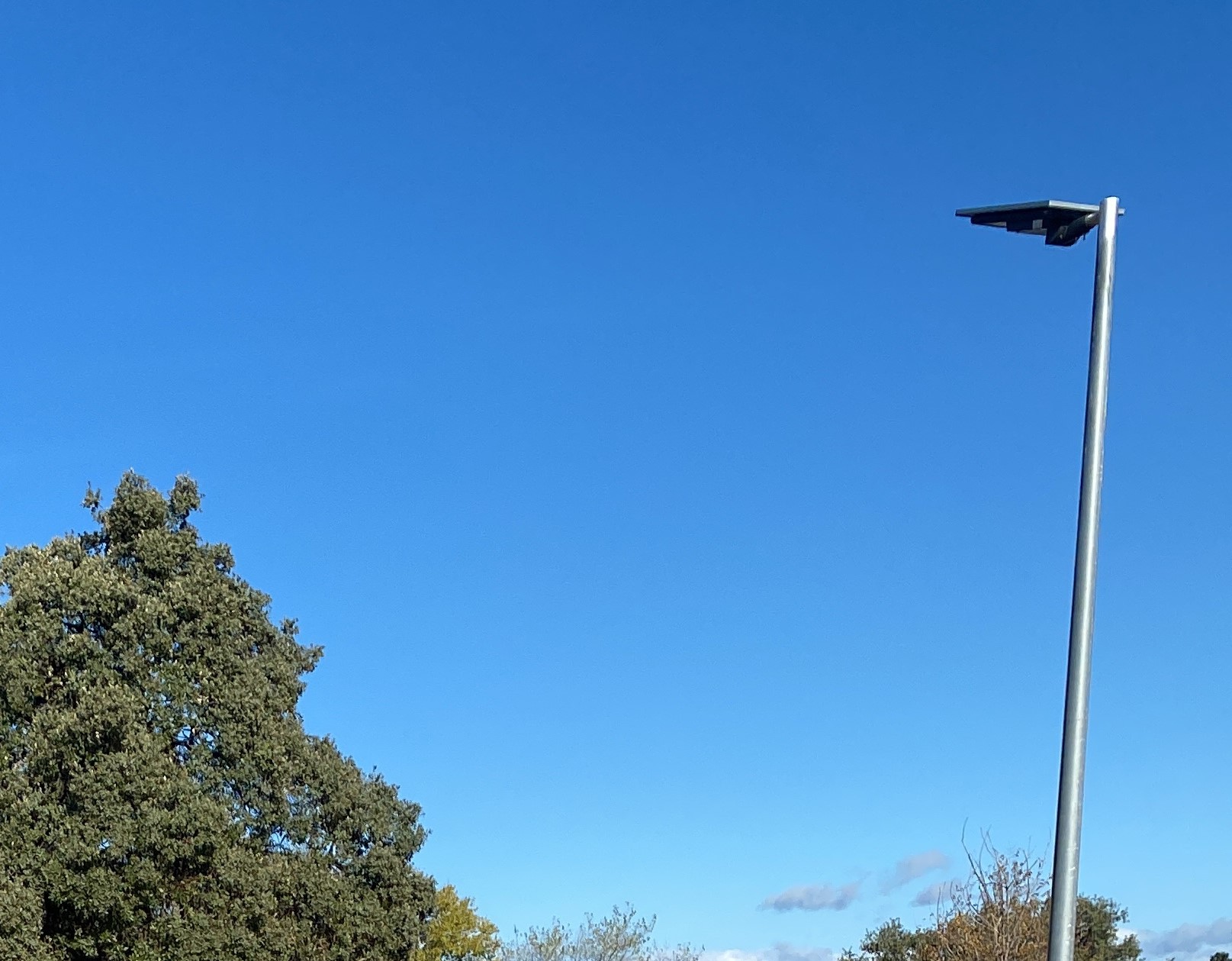 Instalación de las primeras farolas solares en Parques y Jardines