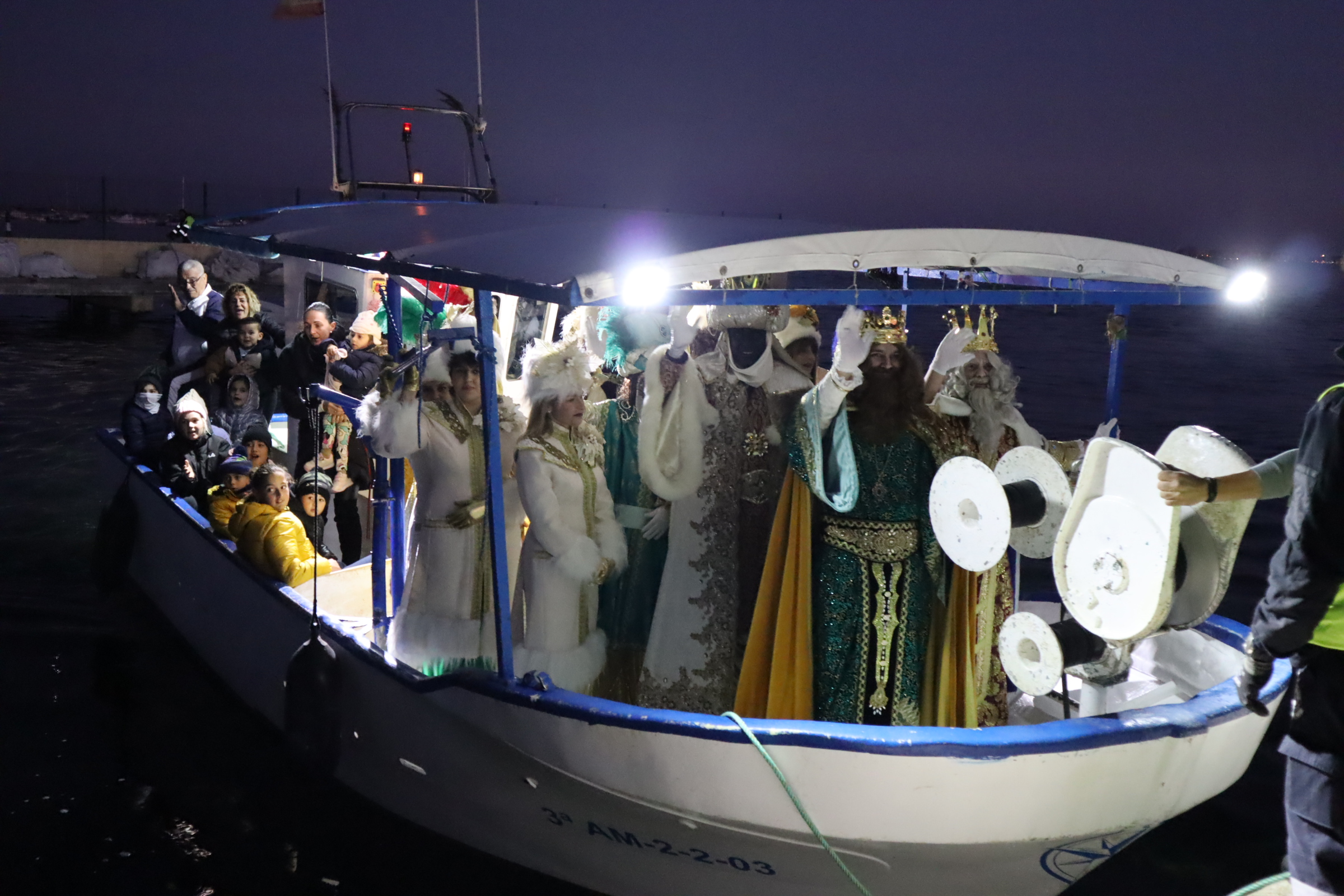 El desembarco de los Reyes Magos en San Pedro del Pinatar llena de ilusión a miles de vecinos