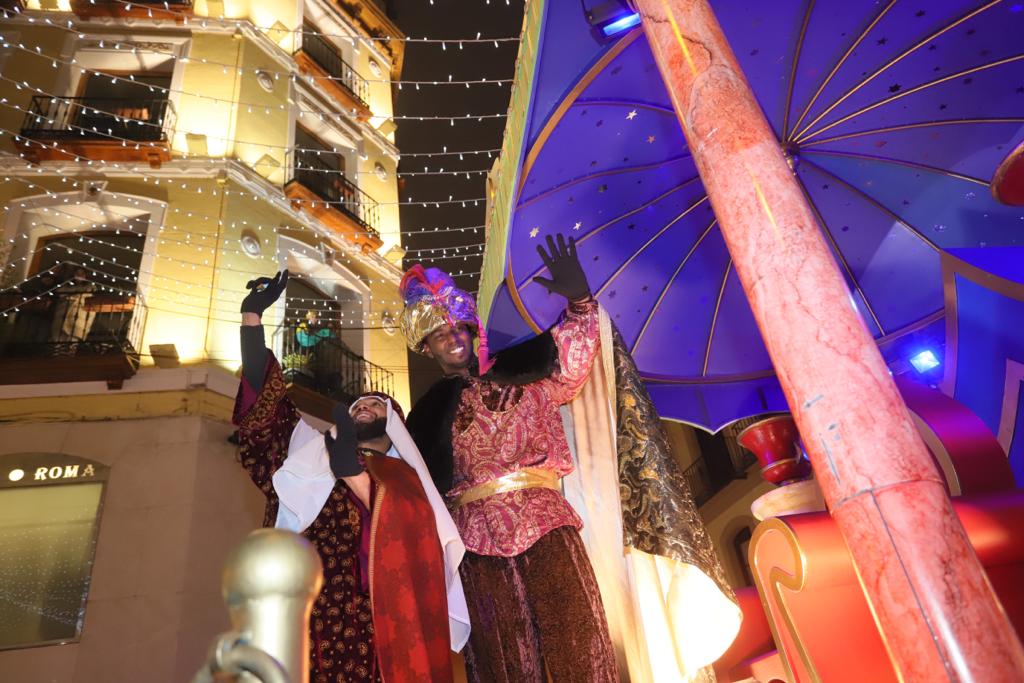Más de 9.000 personas recibieron en la Romareda a los Reyes Magos de Oriente. Noticia. Ayuntamiento de Zaragoza