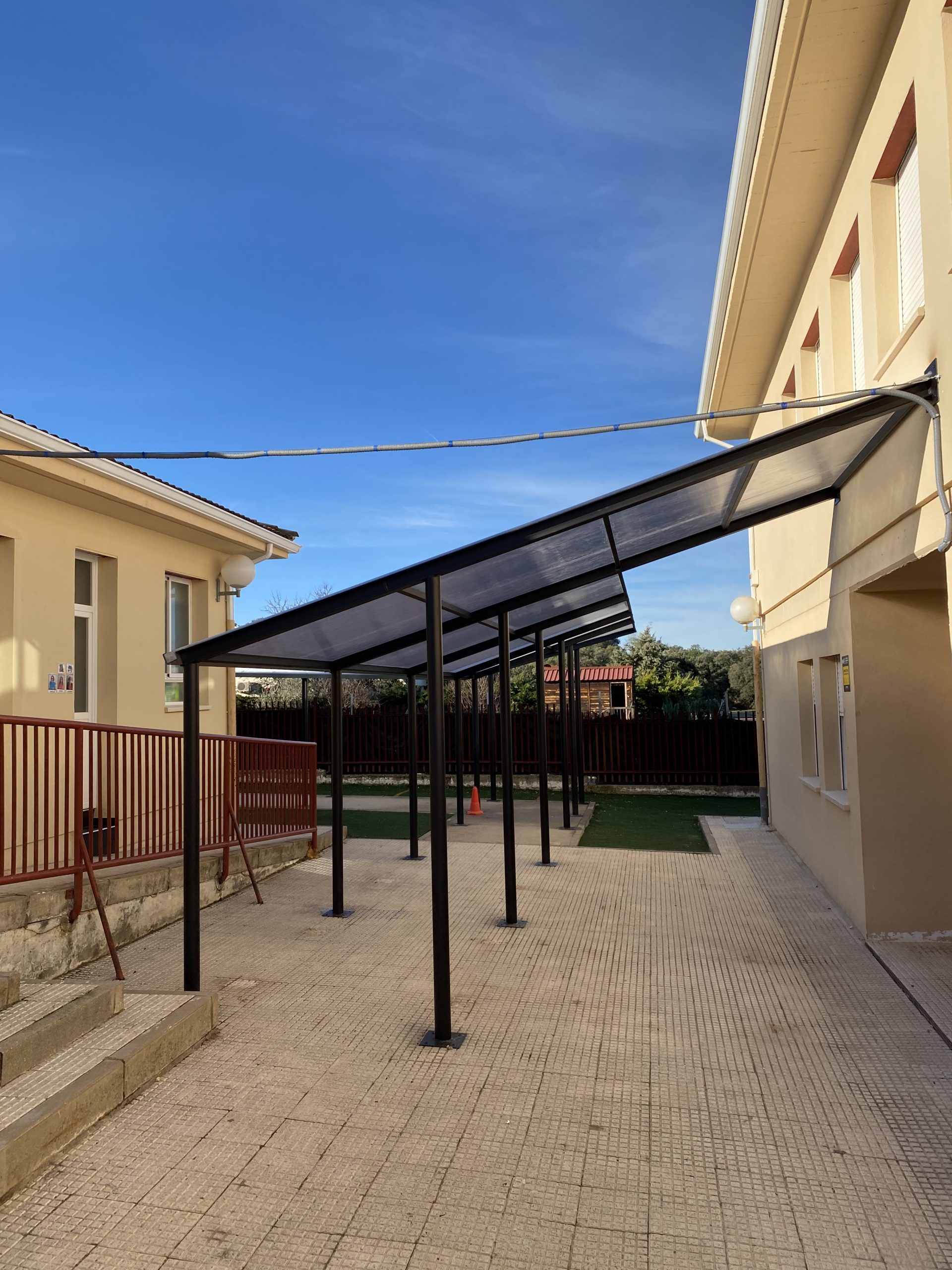 Pérgola en el CEIPSO Juan de Goyeneche. Estructura definitiva.