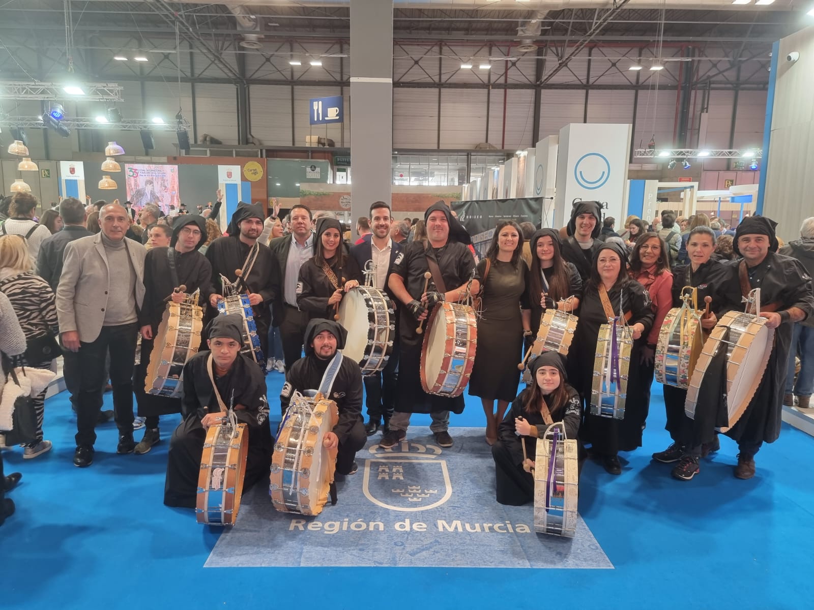 TURISMO| 12 tamboristas de Mula recrean La Noche de los Tambores en FITUR