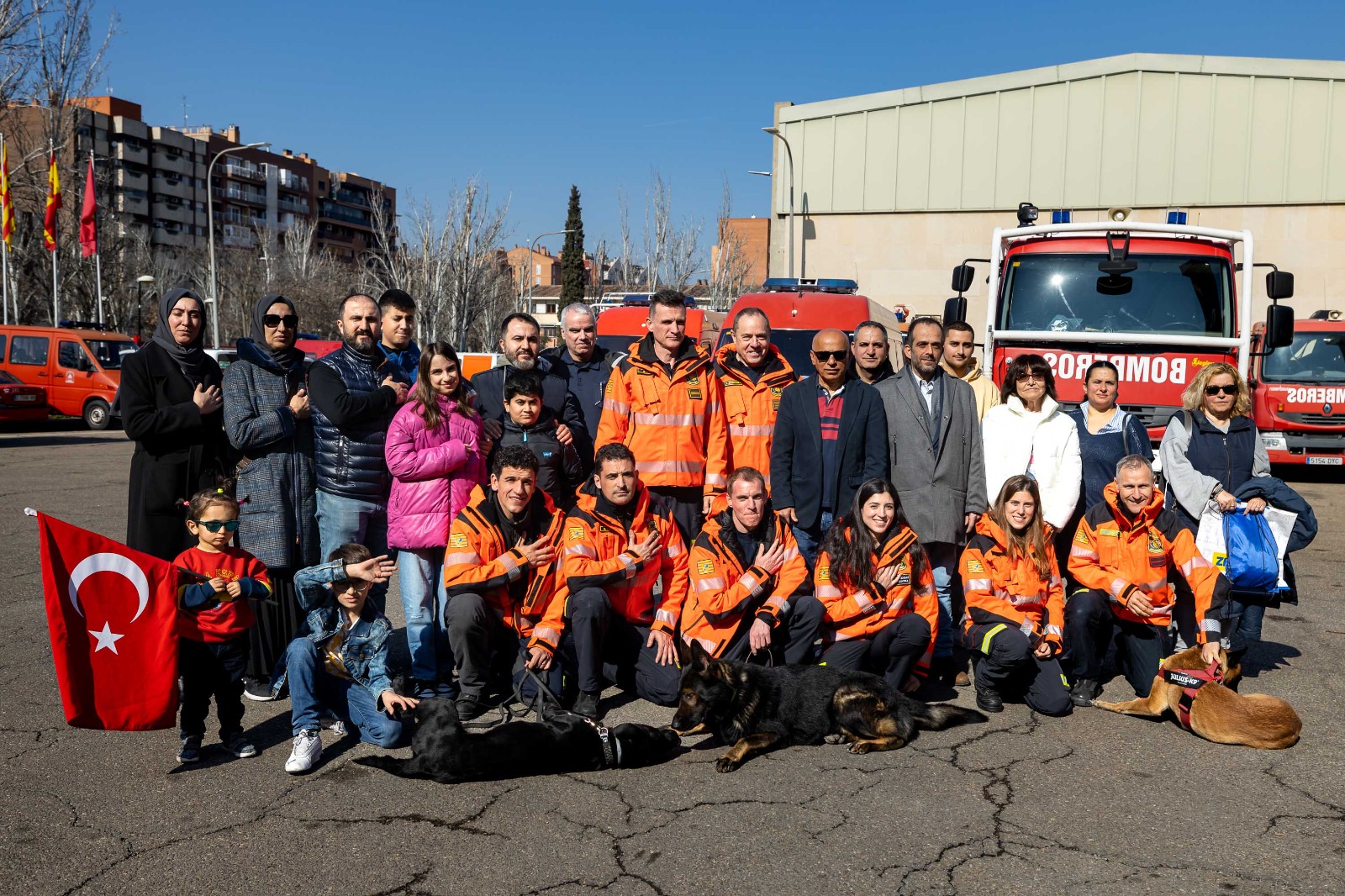 La comunidad turca residente en Zaragoza agradece a los Bomberos su labor en Turquía. Noticia. Ayuntamiento de Zaragoza