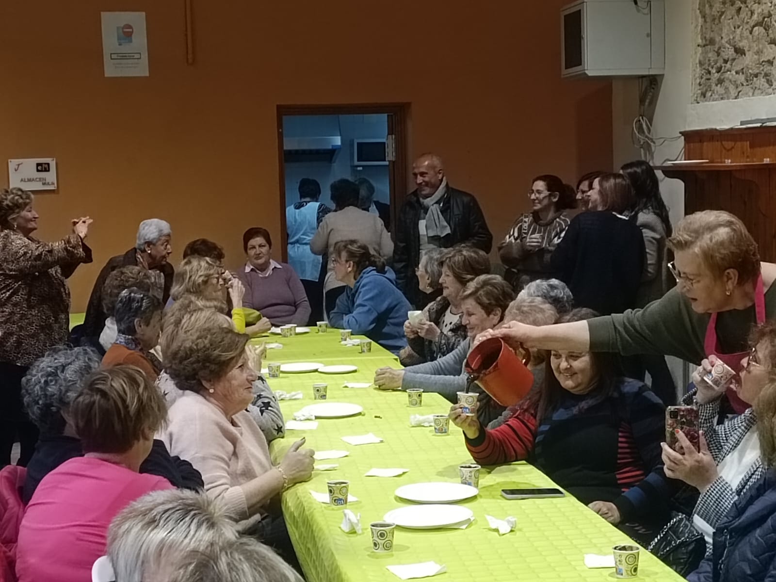 MUJER| La Asociación de Amas de Casa celebra la Noche de Reventón