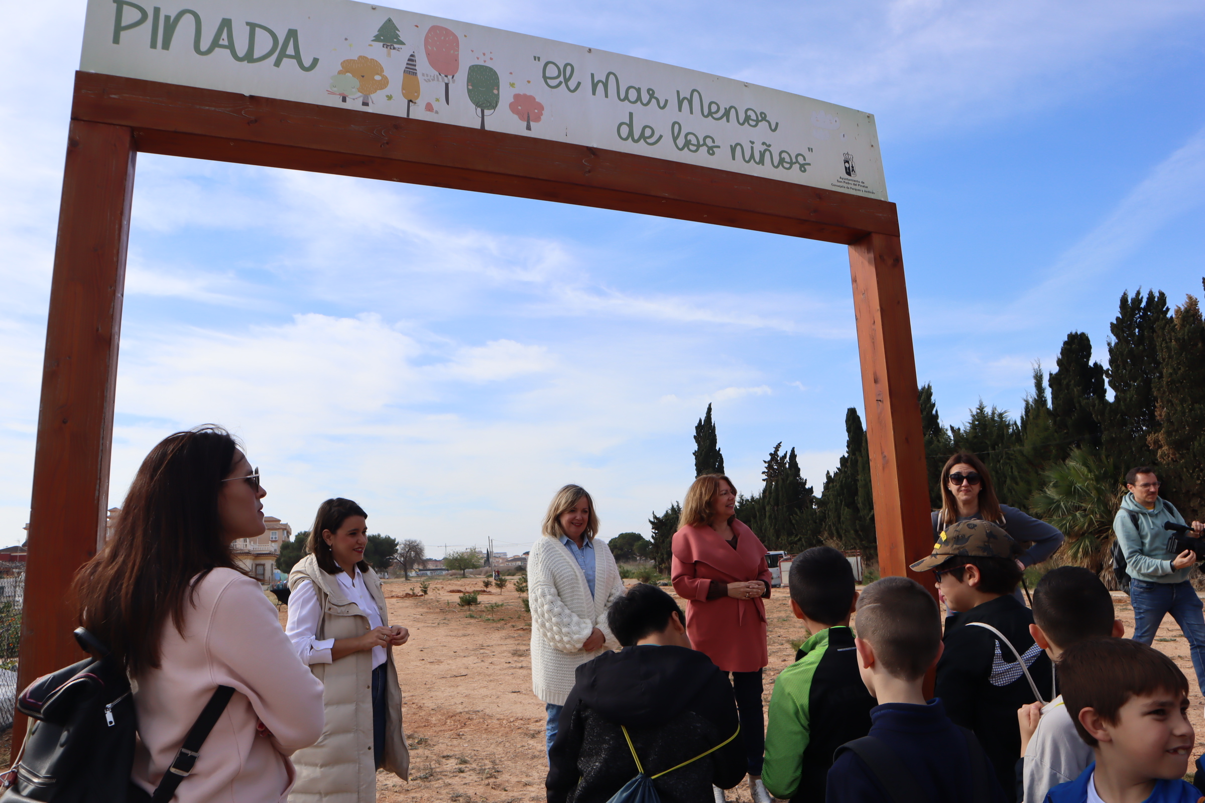 Ayuntamiento y comunidad escolar conmemoran el Día Internacional de Los Bosques con una plantación de pinos