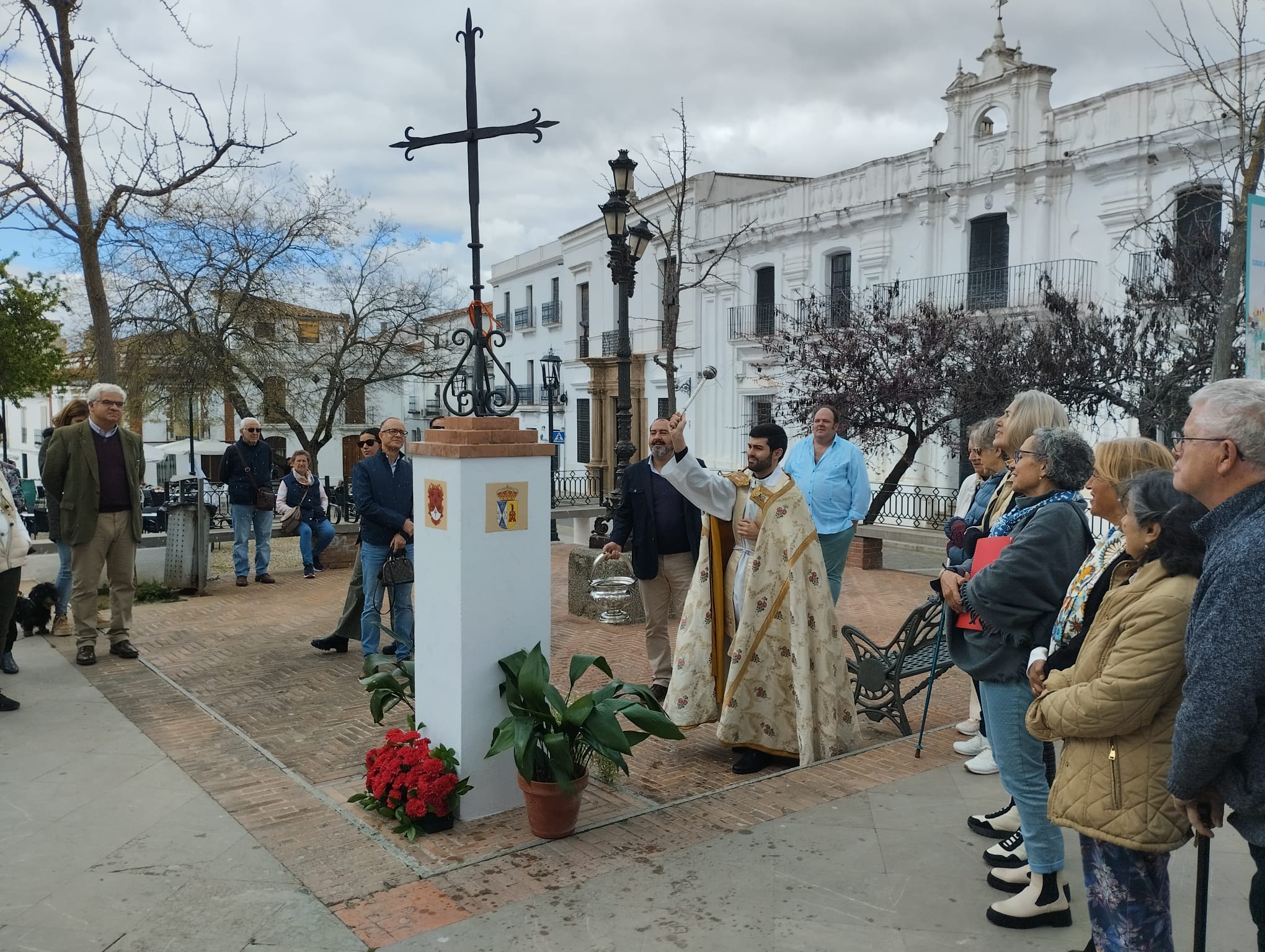 Bendición de la Cruz del Monolito del Camino de Santiago de la Frontera situado en la Plaza Mayor. – Cazalla de la Sierra
