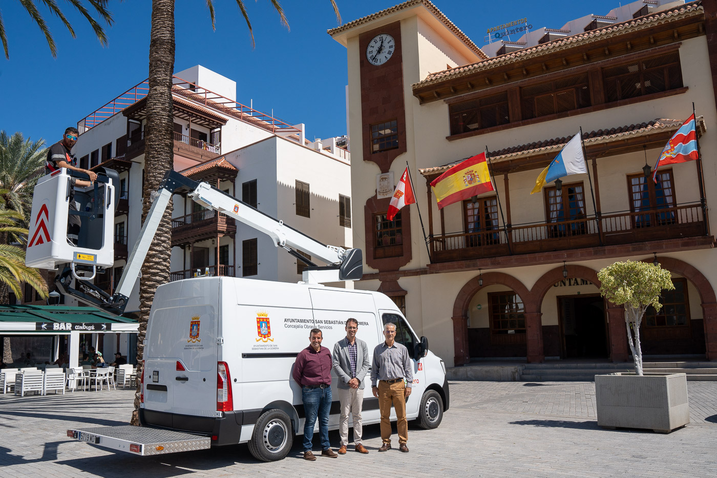 El Ayuntamiento capitalino adquiere un vehículo con cesta elevadora
