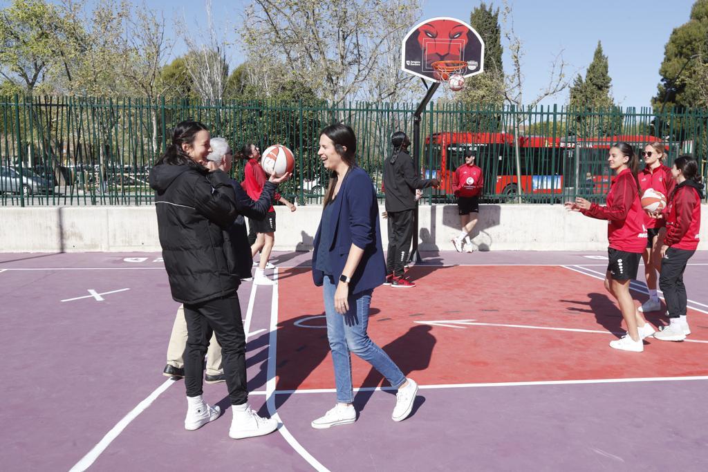 El barrio de Las Fuentes estrena nueva cancha de baloncesto al aire libre. Noticia. Ayuntamiento de Zaragoza