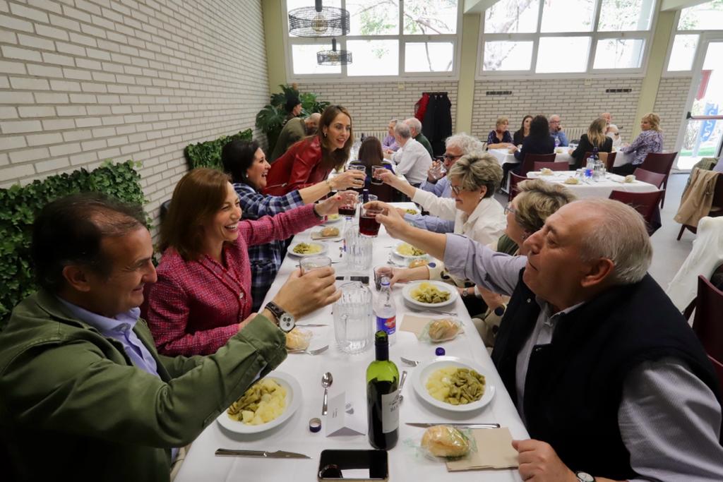 El comedor del centro de mayores Universidad abre sus puertas con 48 plazas y menús saludables y de calidad por cuatro euros. Noticia. Ayuntamiento de Zaragoza