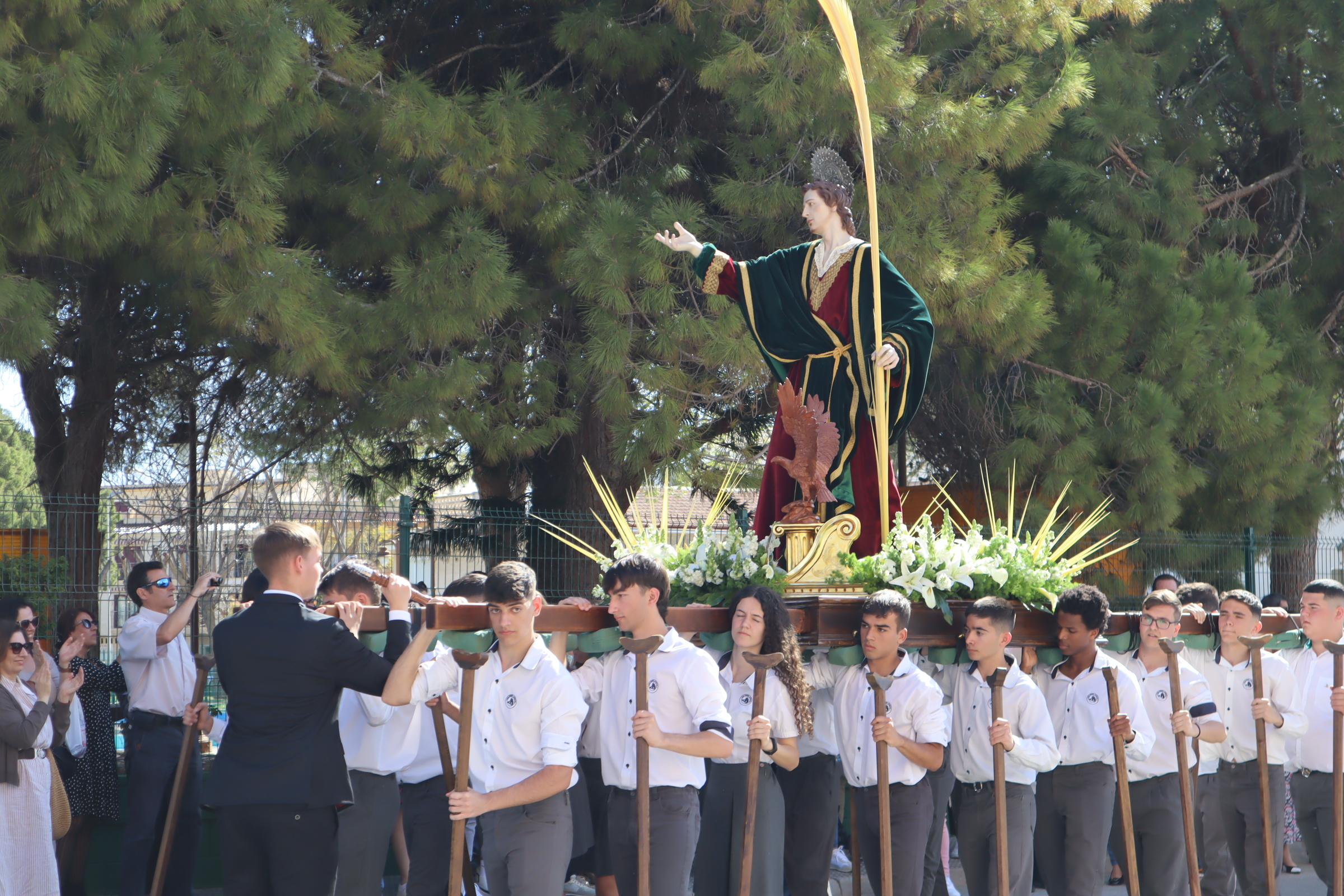 El traslado de San Juan con los alumnos del centro educativo San Pedro Apóstol da inicio a los desfiles procesionales