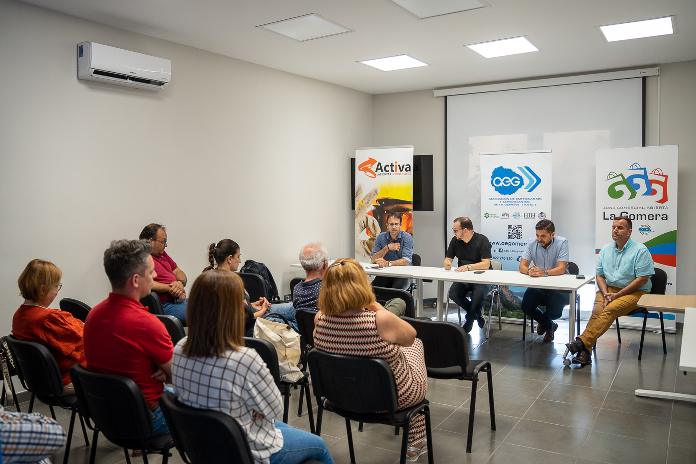 Instituciones y empresarios de la zona industrial de la capital acuerdan reforzar los servicios en el polígono
