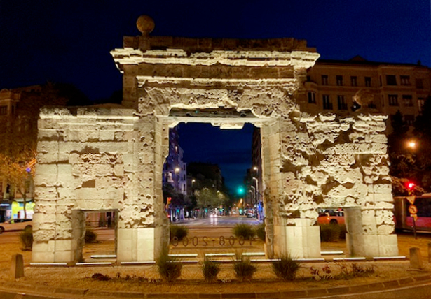 La Puerta del Carmen estrena alumbrado ornamental. Noticia. Ayuntamiento de Zaragoza