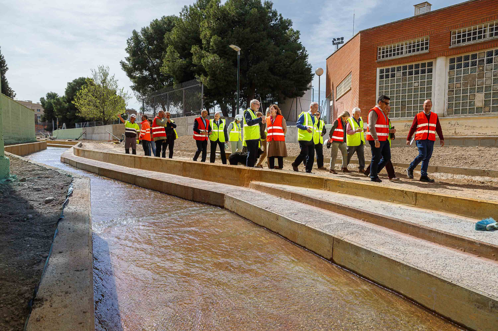 La calle Hayedo toma forma con la creación del nuevo andador peatonal y la canalización de la acequia del Plano. Noticia. Ayuntamiento de Zaragoza
