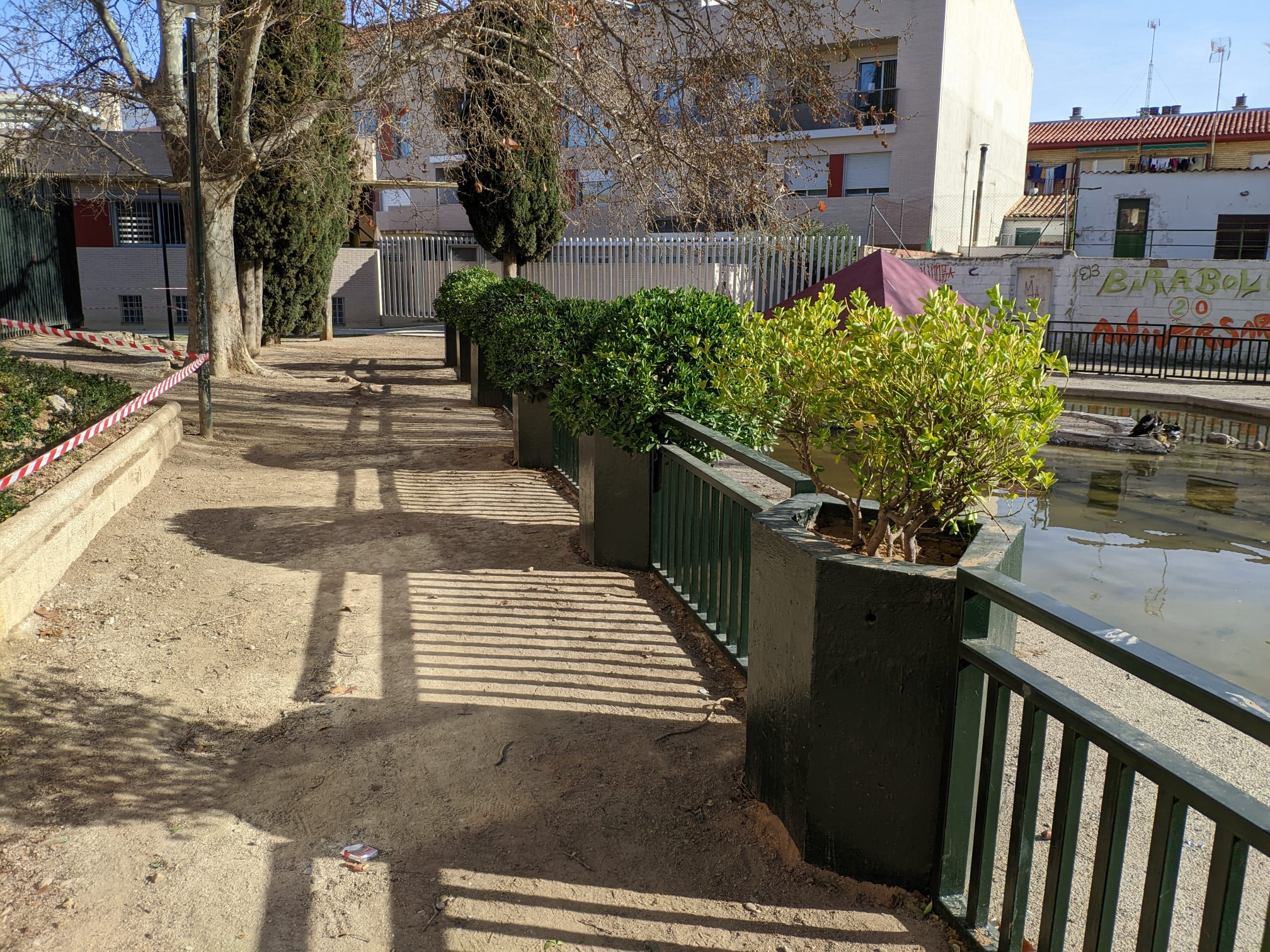La plaza de Paco Lacasa, en Miralbueno, actualiza su estanque y mejora tanto la vegetación y el riego como la seguridad de su zona infantil. Noticia. Ayuntamiento de Zaragoza