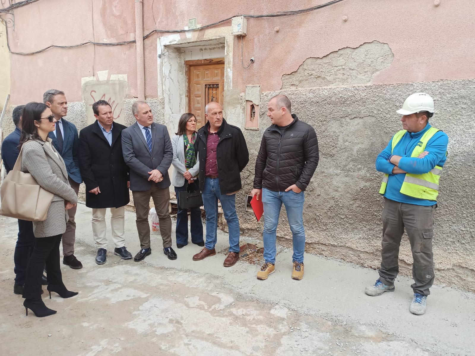 OBRAS PÚBLICAS| El alcalde de Mula visita las obras de la calle Fuensanta junto al consejero de Presidencia
