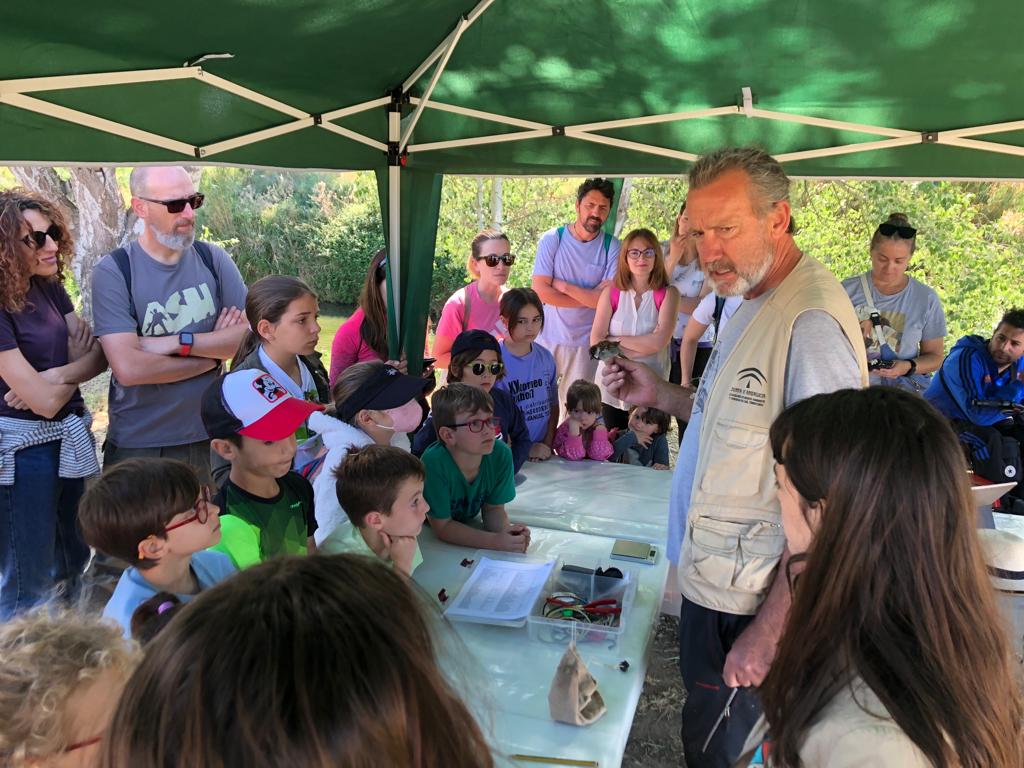 El Ayuntamiento de Huétor Tájar organiza un taller de anillamiento científico de pájaros en la ribera del río Genil