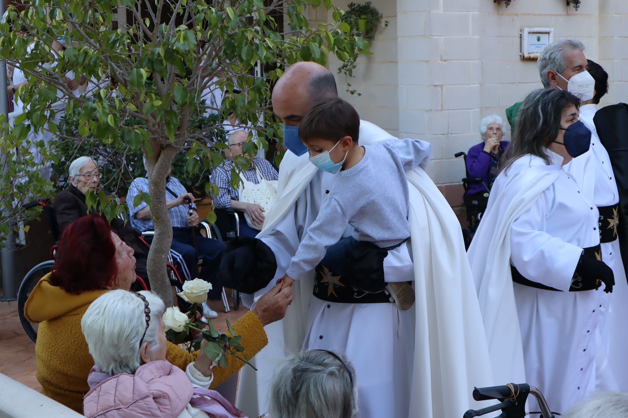 Emoción de los mayores en la procesión de la Virgen de La Soledad