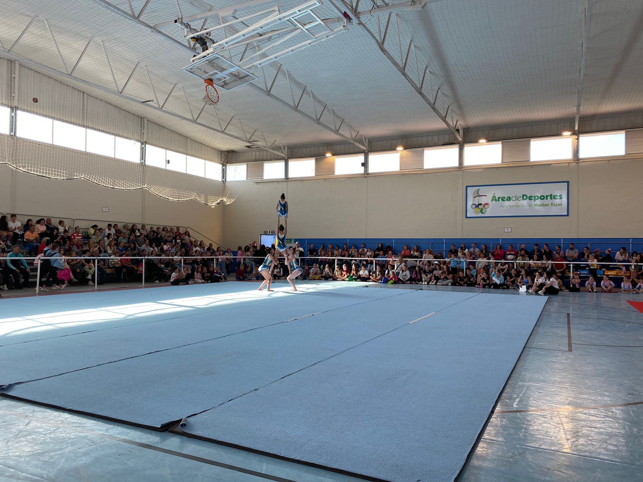 Más de 250 deportistas participan en una convivencia de gimnasia rítmica y acrobática en Huétor Tájar
