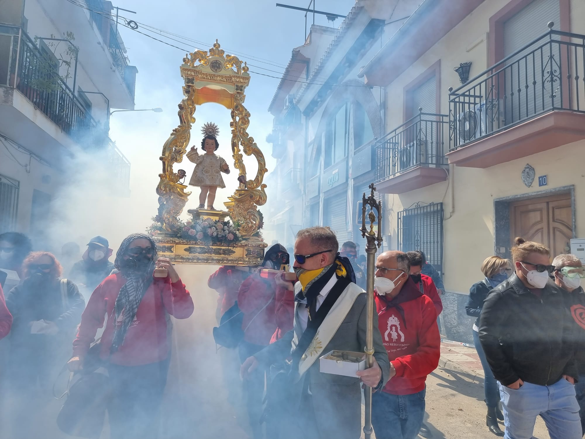 Más de mil personas reciben al Niño Resucitado de Cúllar Vega en mitad de una nube de pólvora