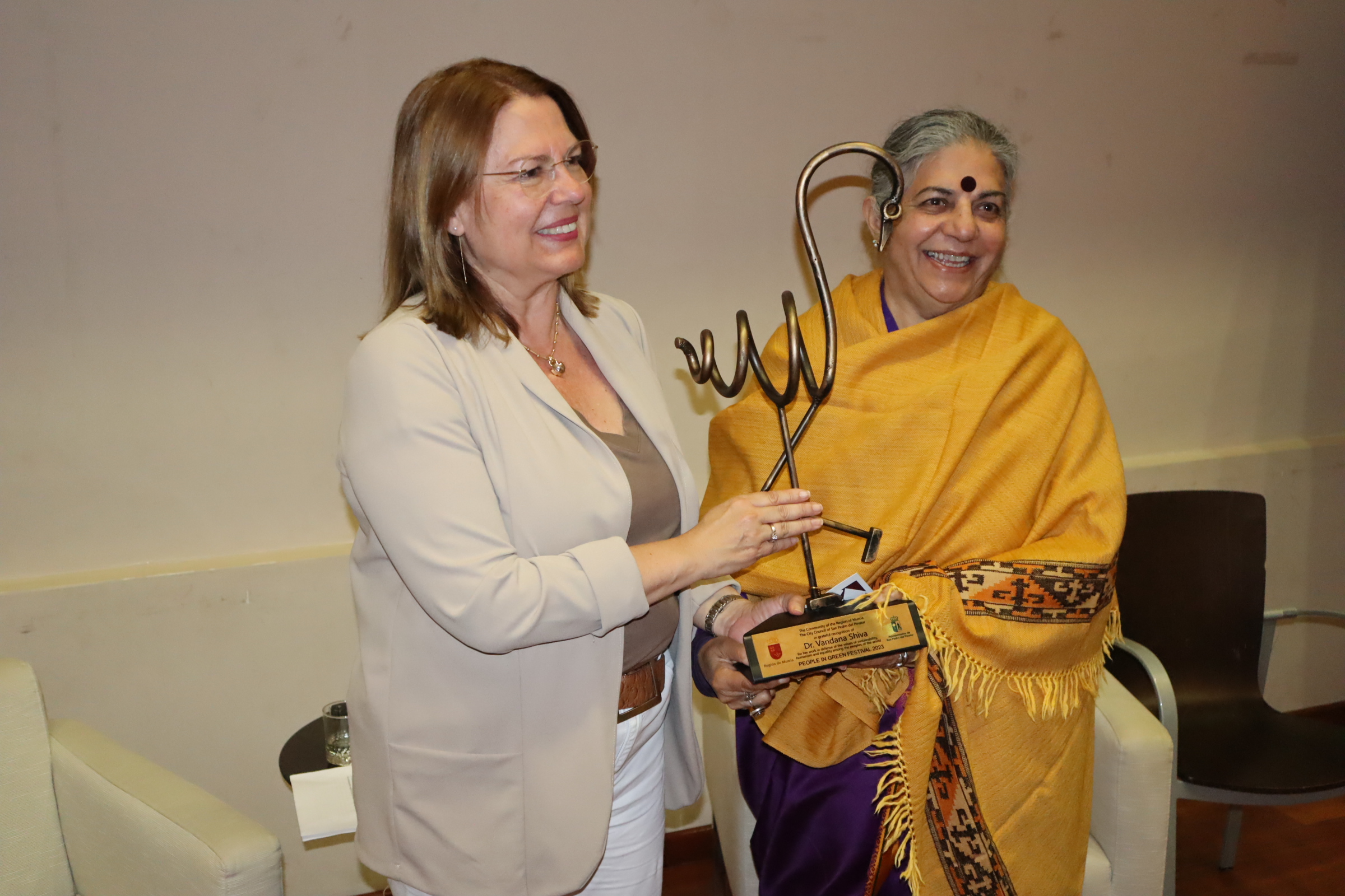 Vandana Shiva llama a proteger la tierra desde lo local en el coloquio celebrado en San Pedro del Pinatar