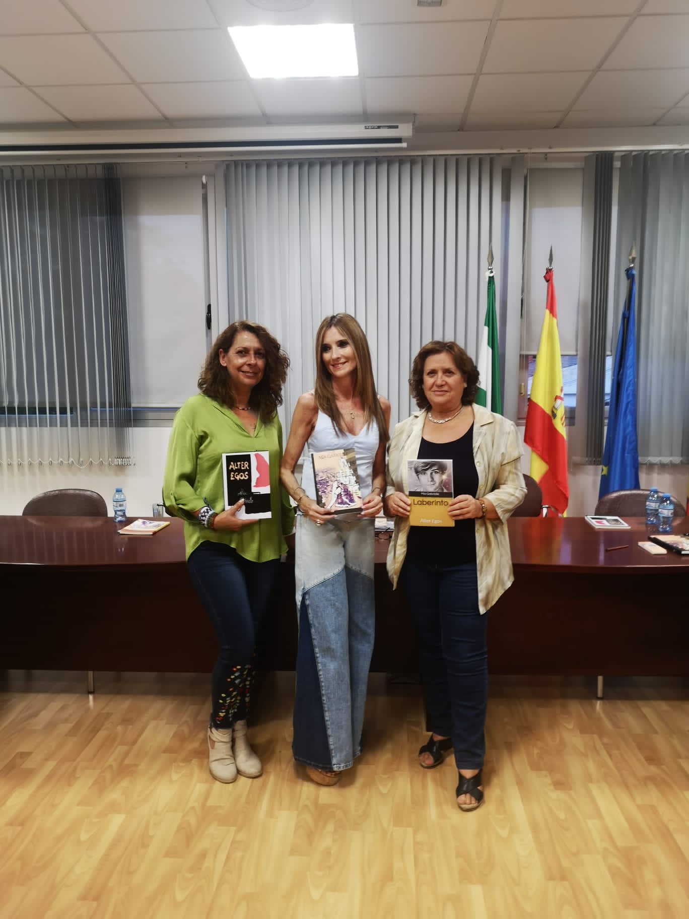 La escritora Mía Gabrielle presenta sus tres novelas de misterio en Huétor Tájar