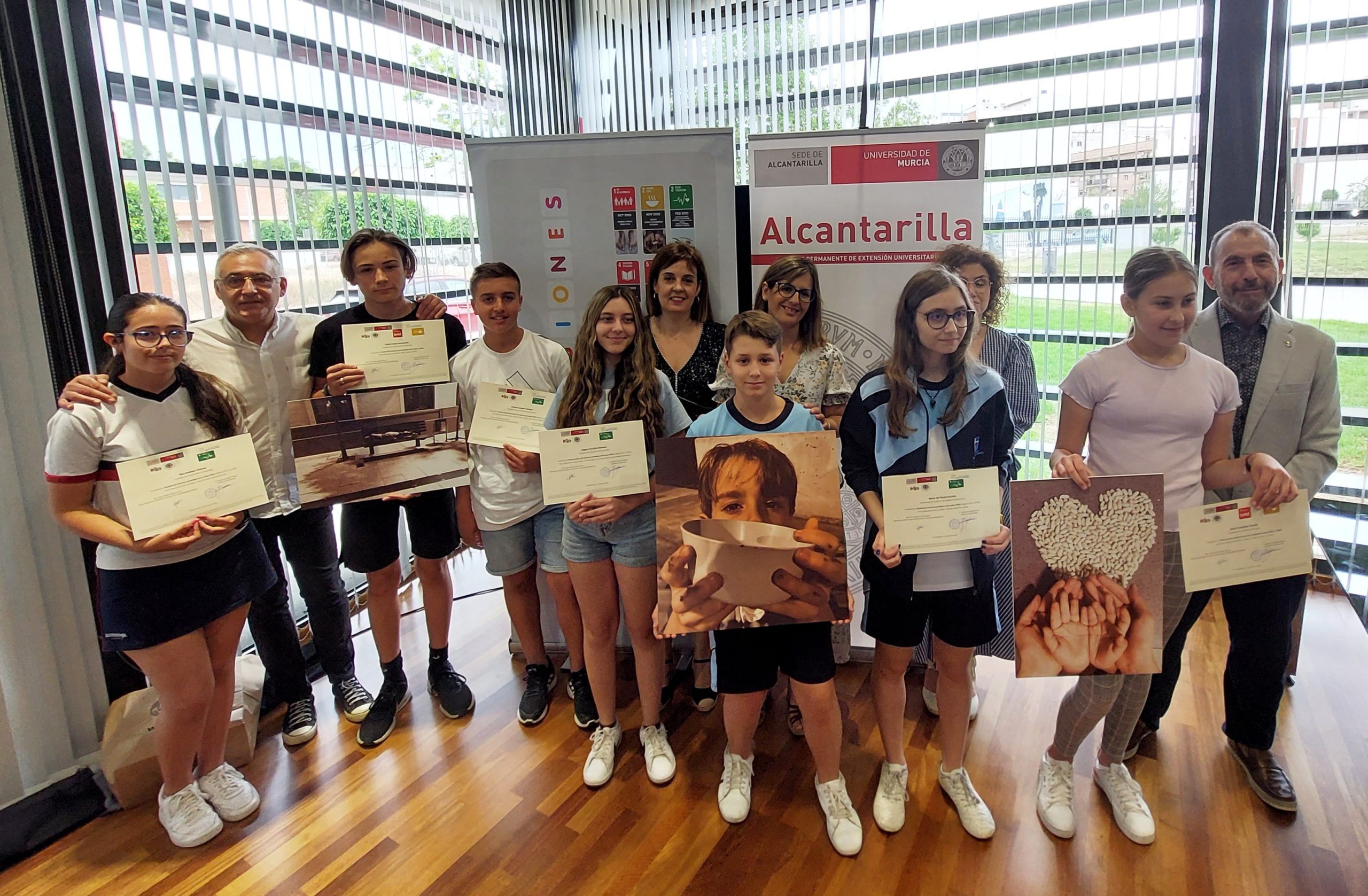 Los estudiantes de Secundaria de Alcantarilla que participan en las actividades ODS recogen sus premios