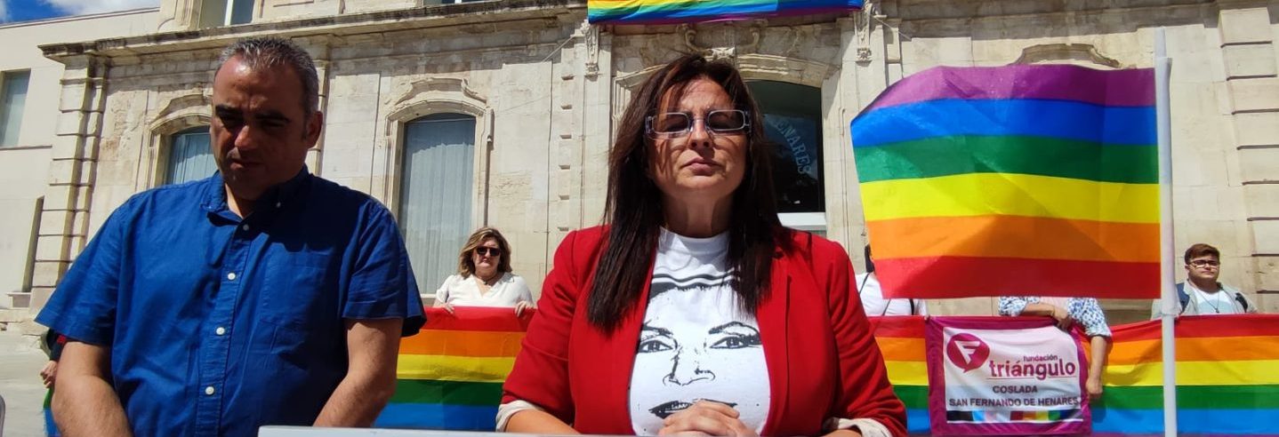El izado de la bandera multicolor en la fachada del Ayuntamiento de San Fernando de Henares y la lectura de un manifiesto dan inicio a las Jornadas del Orgullo LGTBI+