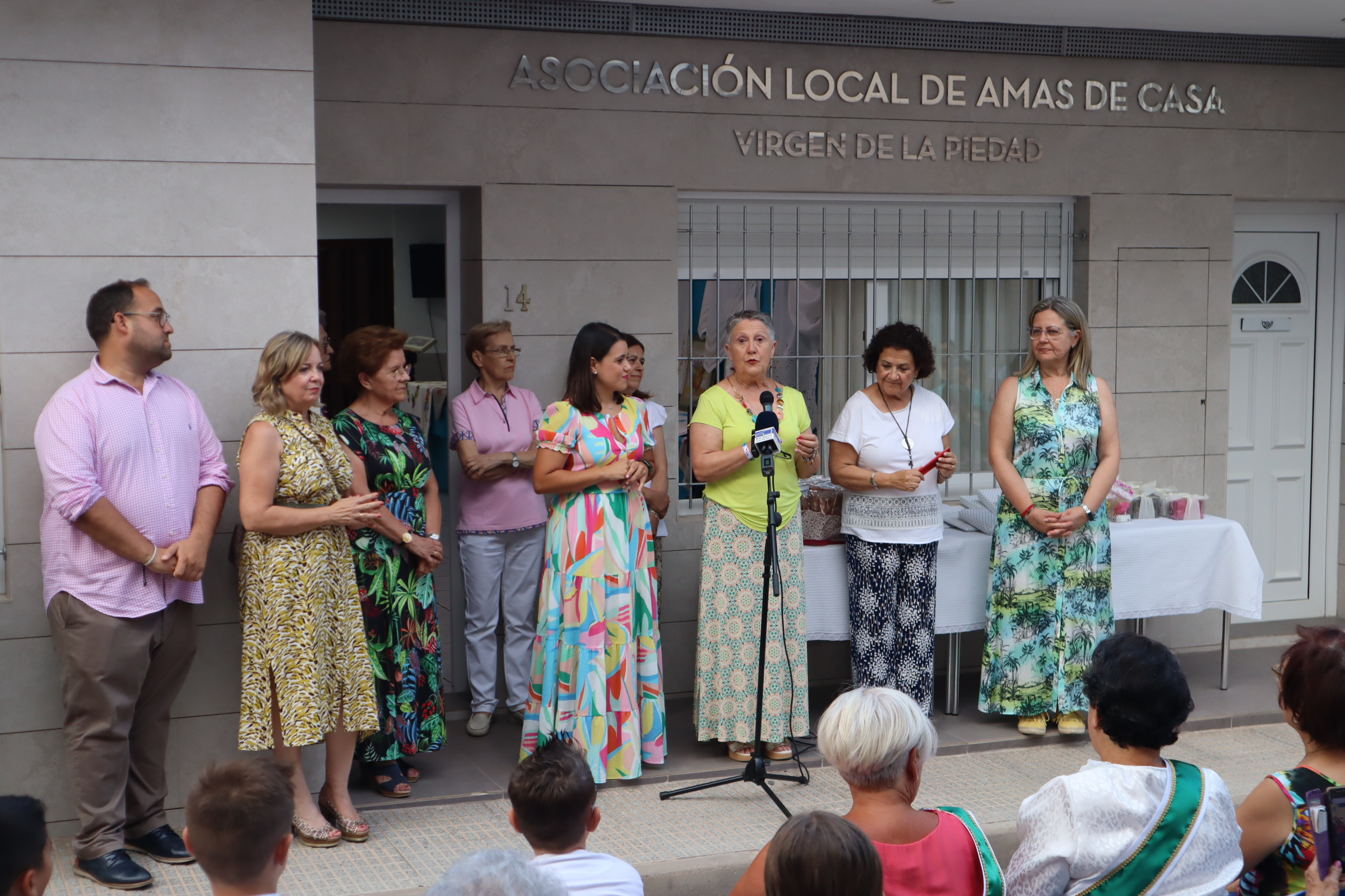Inaugurada la exposición de manualidades de la Asociación de Amas de Casa
