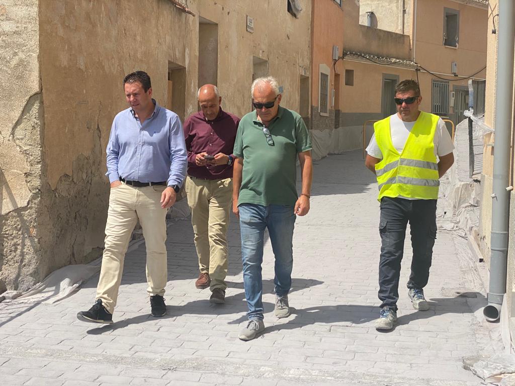 OBRAS PÚBLICAS| El alcalde de Mula visita las obras de la calle Fuensanta