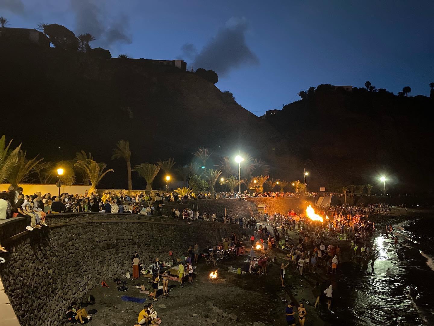 San Sebastián celebra la noche de San Juan con música y hogueras en la Playa de La Cueva 