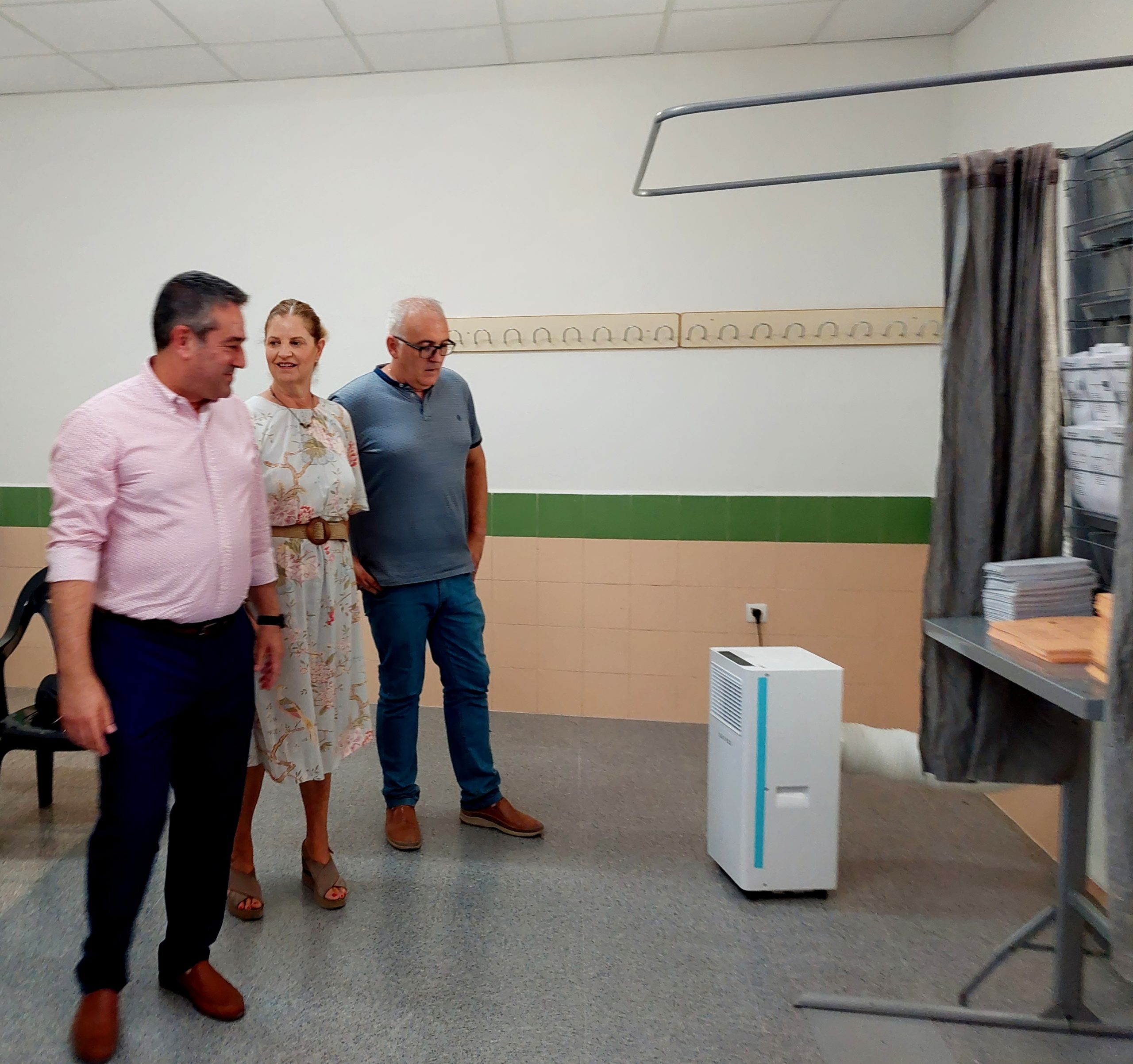 El Ayuntamiento distribuye aparatos de aire acondicionado portátiles para climatizar los colegios electorales