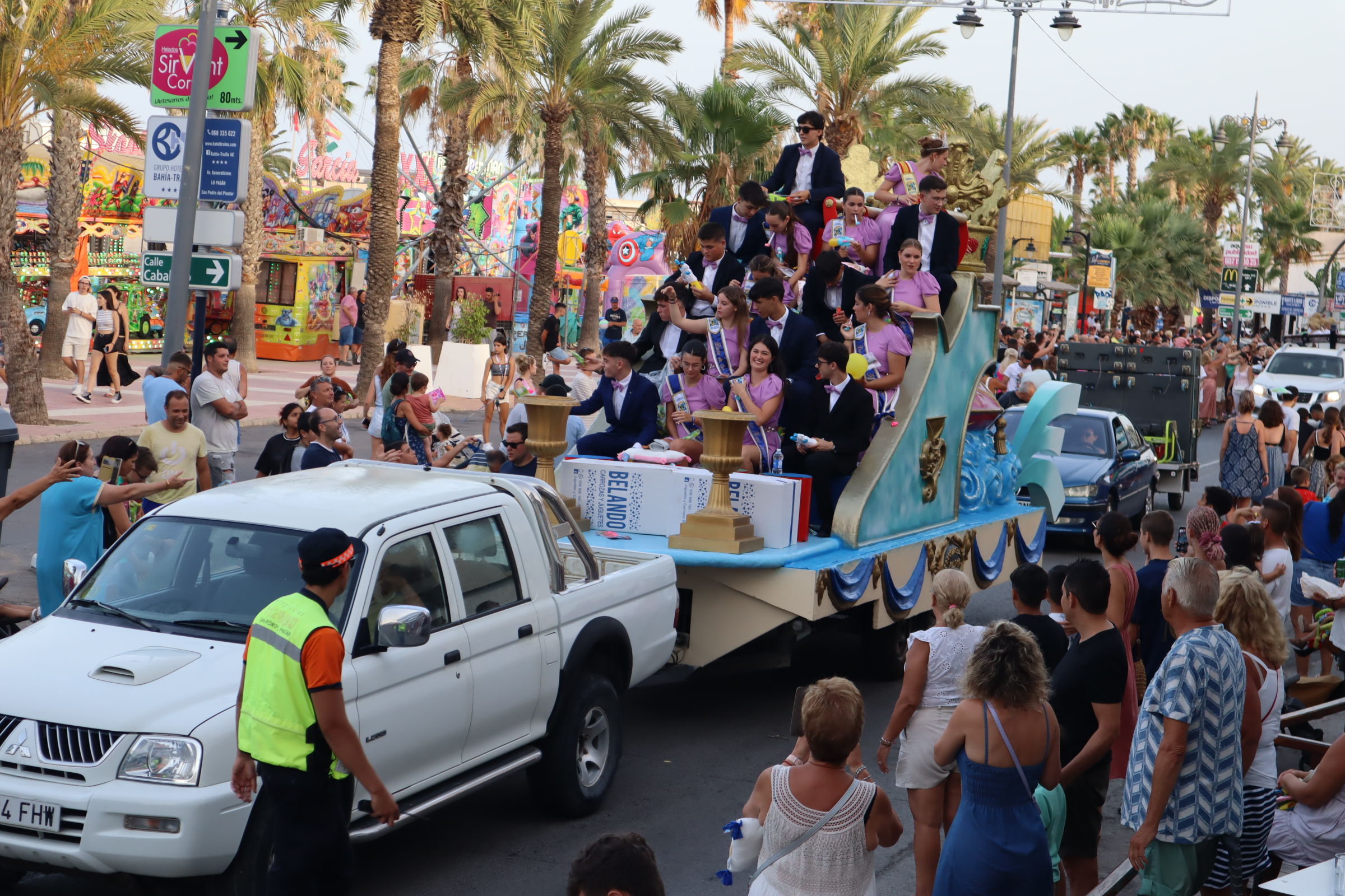 El desfile de carrozas llena de color y alegría las calles de San Pedro del Pinatar