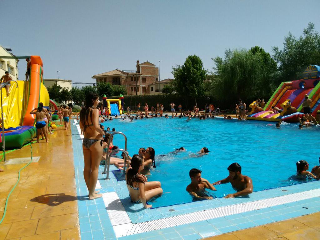 La piscina municipal de Huétor Tájar oferta este verano cursos de natación para todos los niveles