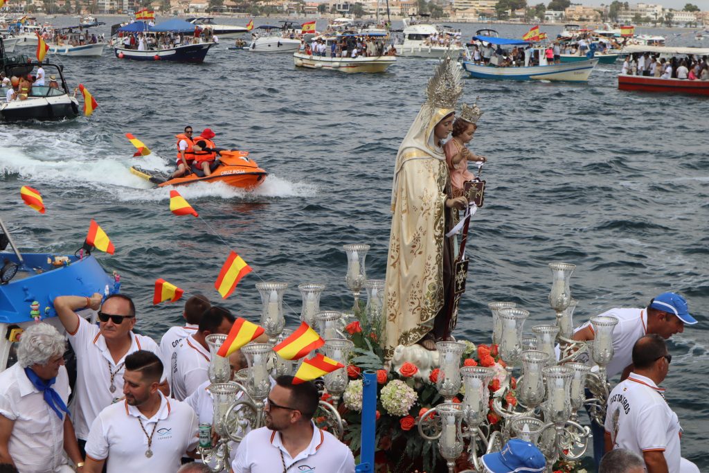 Miles de personas honran a la Virgen del Carmen por tierra y mar en San Pedro del Pinatar