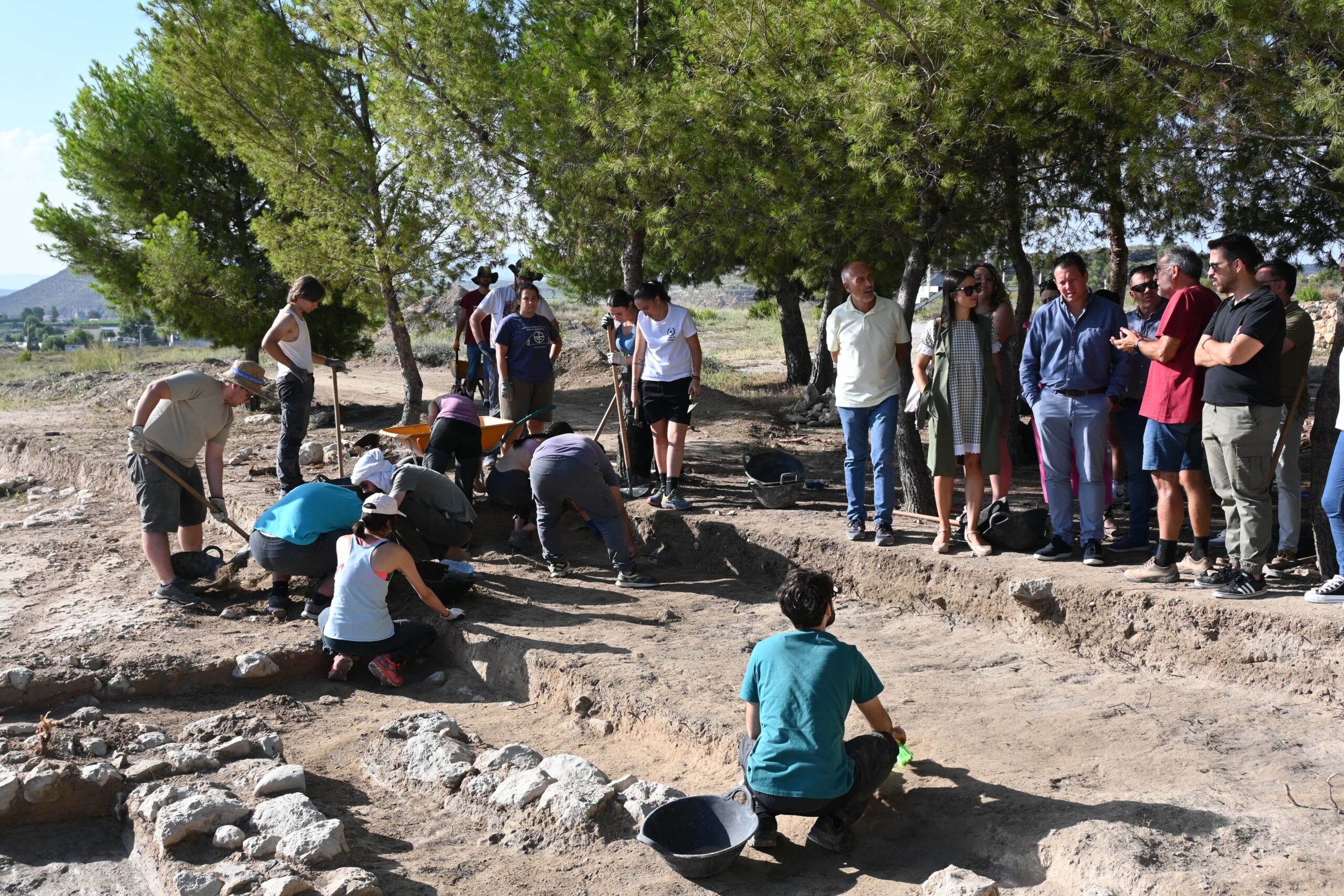 PATRIMONIO| El alcalde de Mula y la corporación municipal visitan las excavaciones de Villaricos