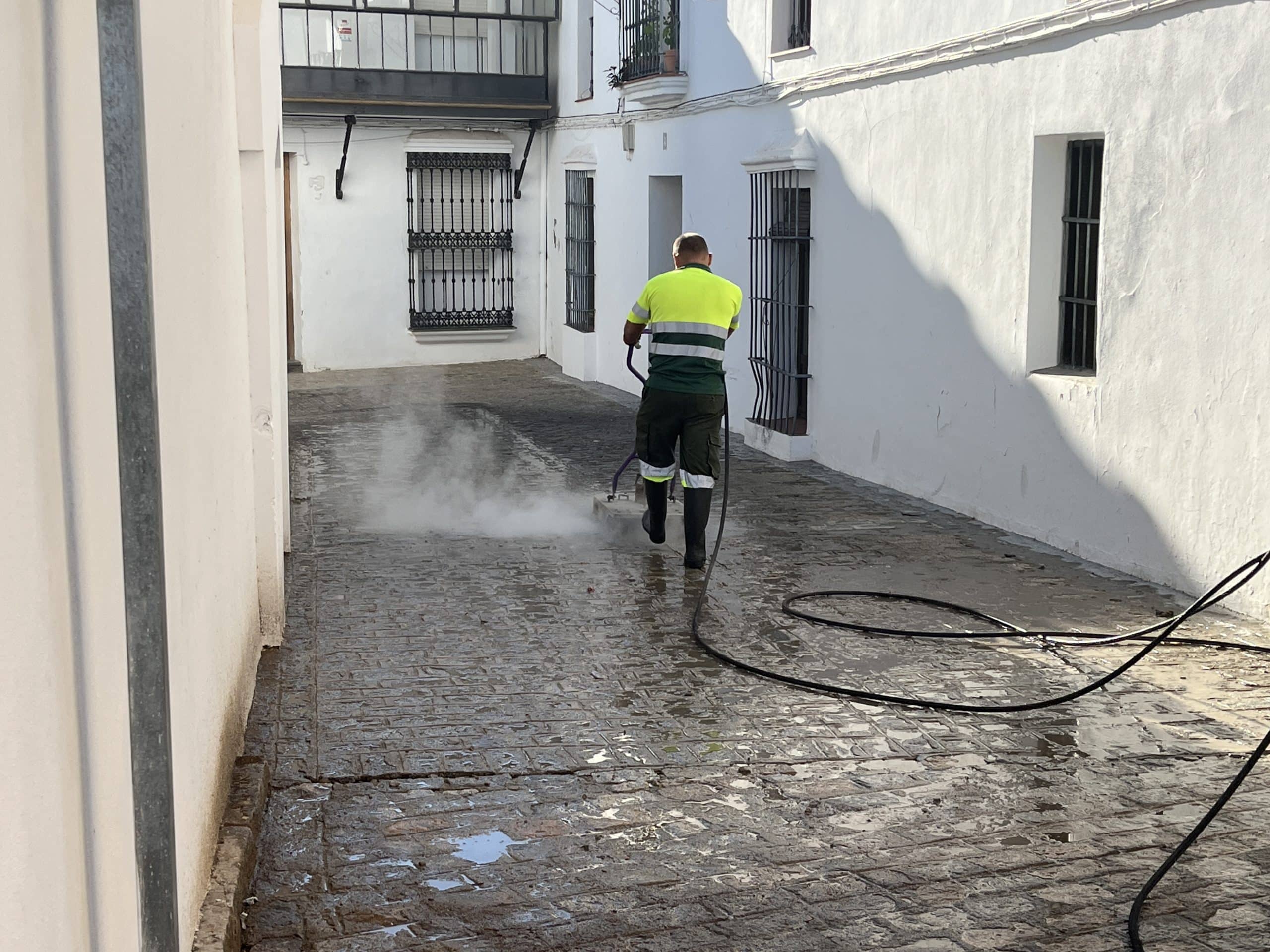 Continúan las tareas de limpieza y desbroce en Cazalla de la Sierra. – Cazalla de la Sierra