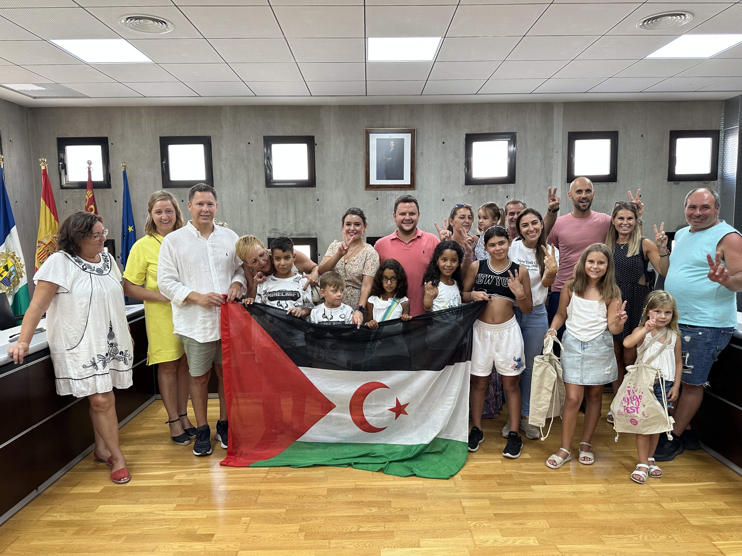 La alcaldesa de San Pedro del Pinatar recibe a los niños saharauis que pasan sus vacaciones en el Mar Menor