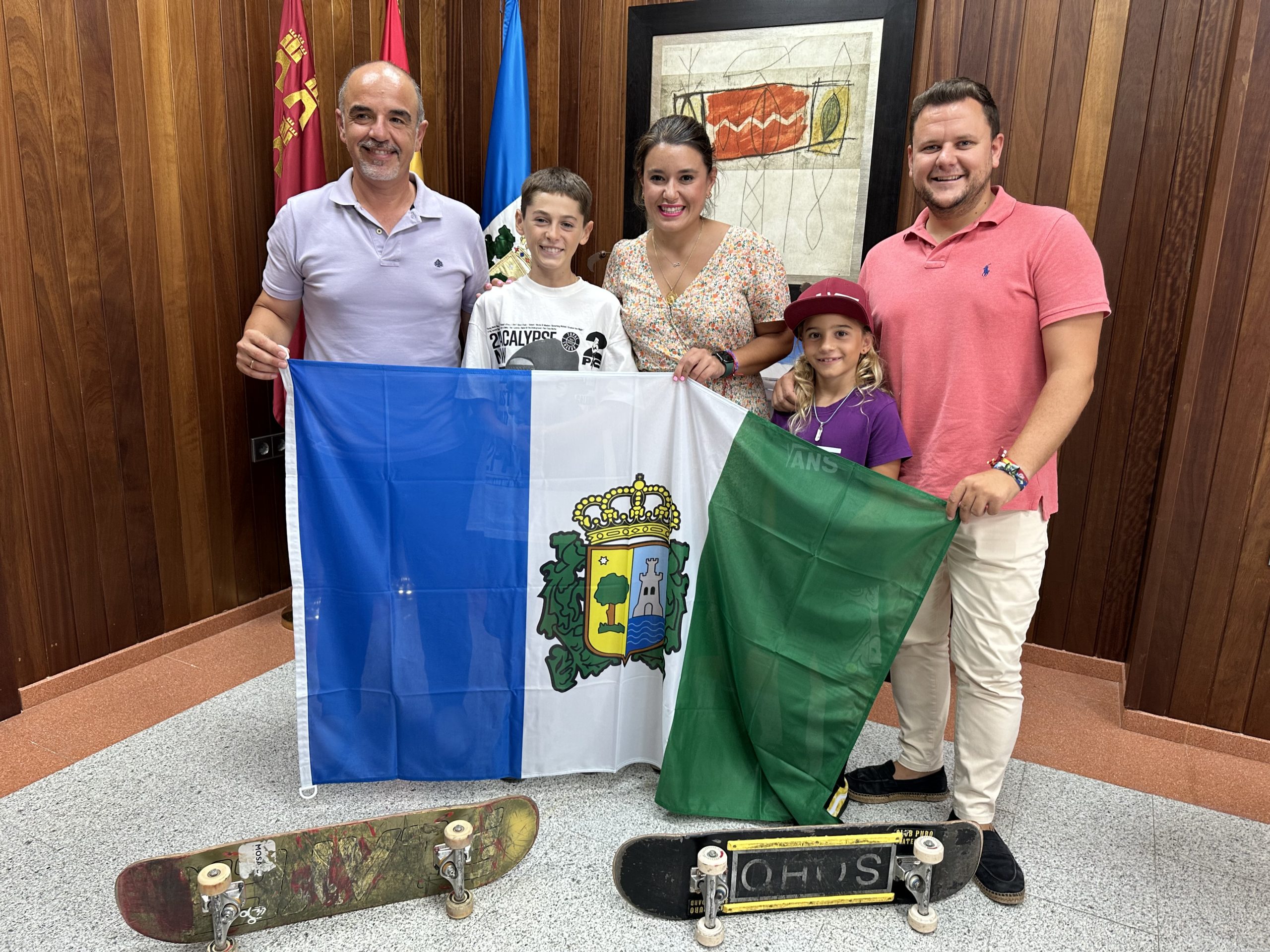 Los pinatarenses Valeria Chacón y Scott Francesco participan en la competición internacional de skate O Marisquiño