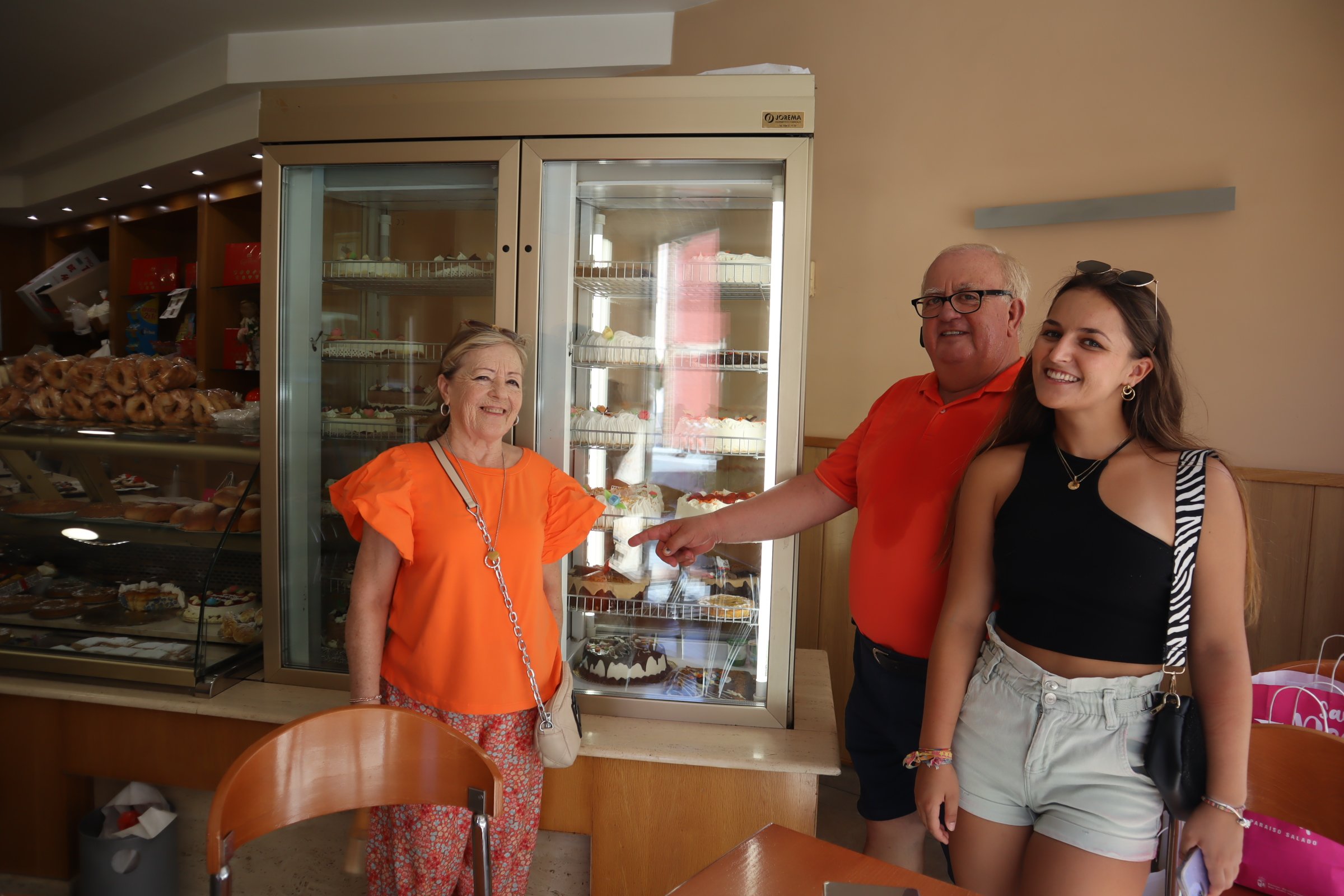 María Ros consigue el reto de gastar 2.000 euros en menos de 120 minutos en comercios pinatarenses