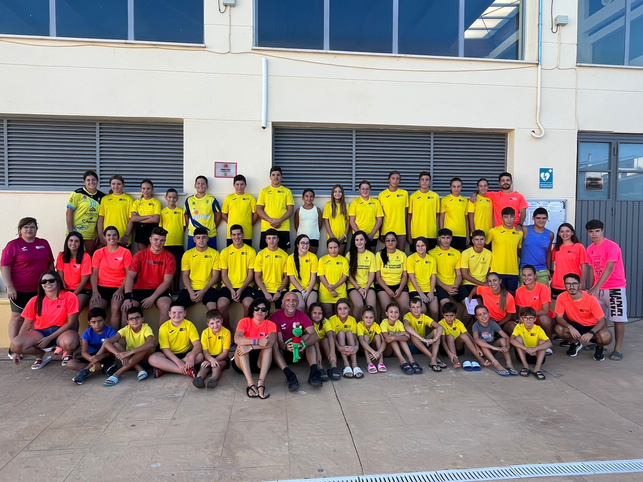 Más de 200 nadadores de seis clubes de la provincia participan en unas jornadas en la piscina de Huétor Tájar