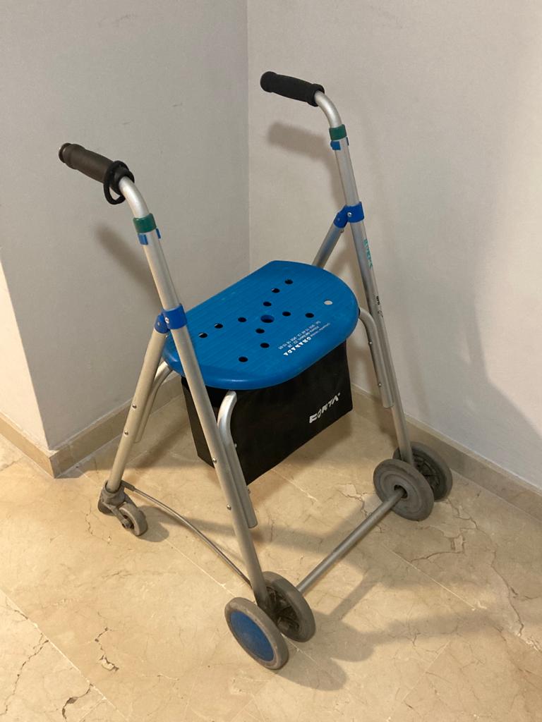 Cúllar Vega presta andadores, camas articuladas o sillas de ruedas a los vecinos gracias a su banco de material ortopédico