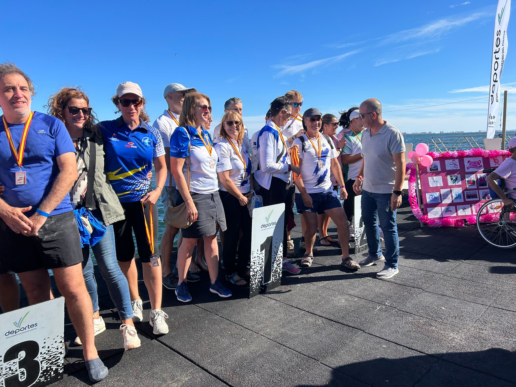 250 palistas participan en San Pedro del Pinatar en el International Dragon Boat en homenaje a Jan Collins