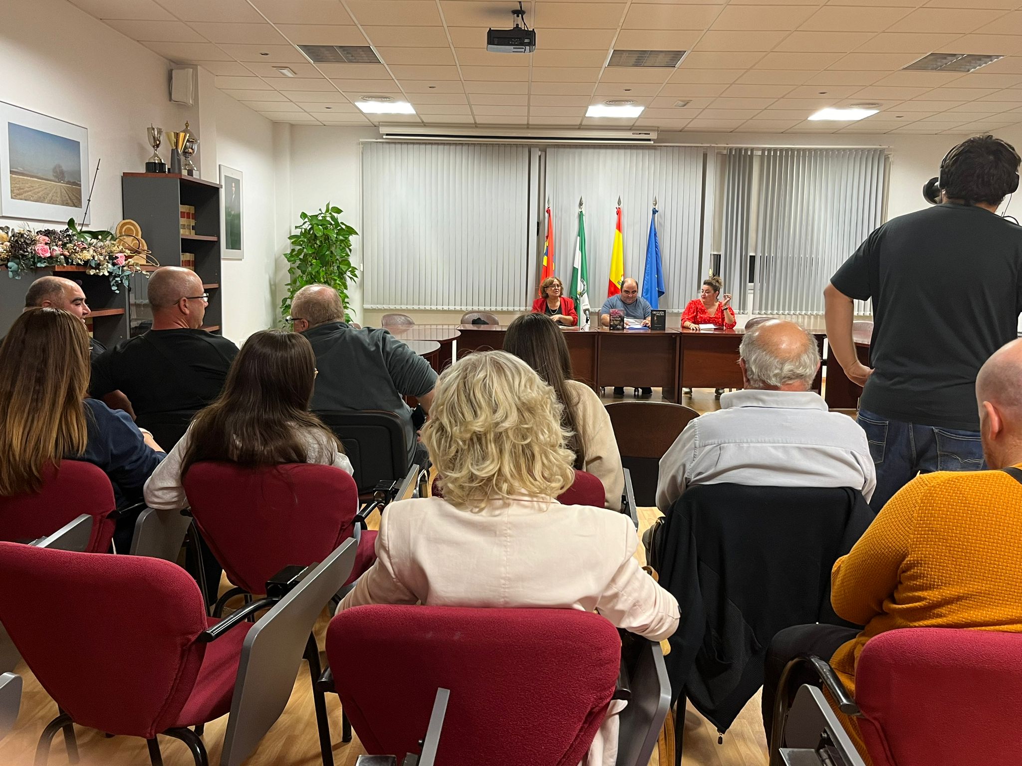 El hueteño Custodio José Pérez presenta su libro ‘Mitos y leyendas del mar de olivos’