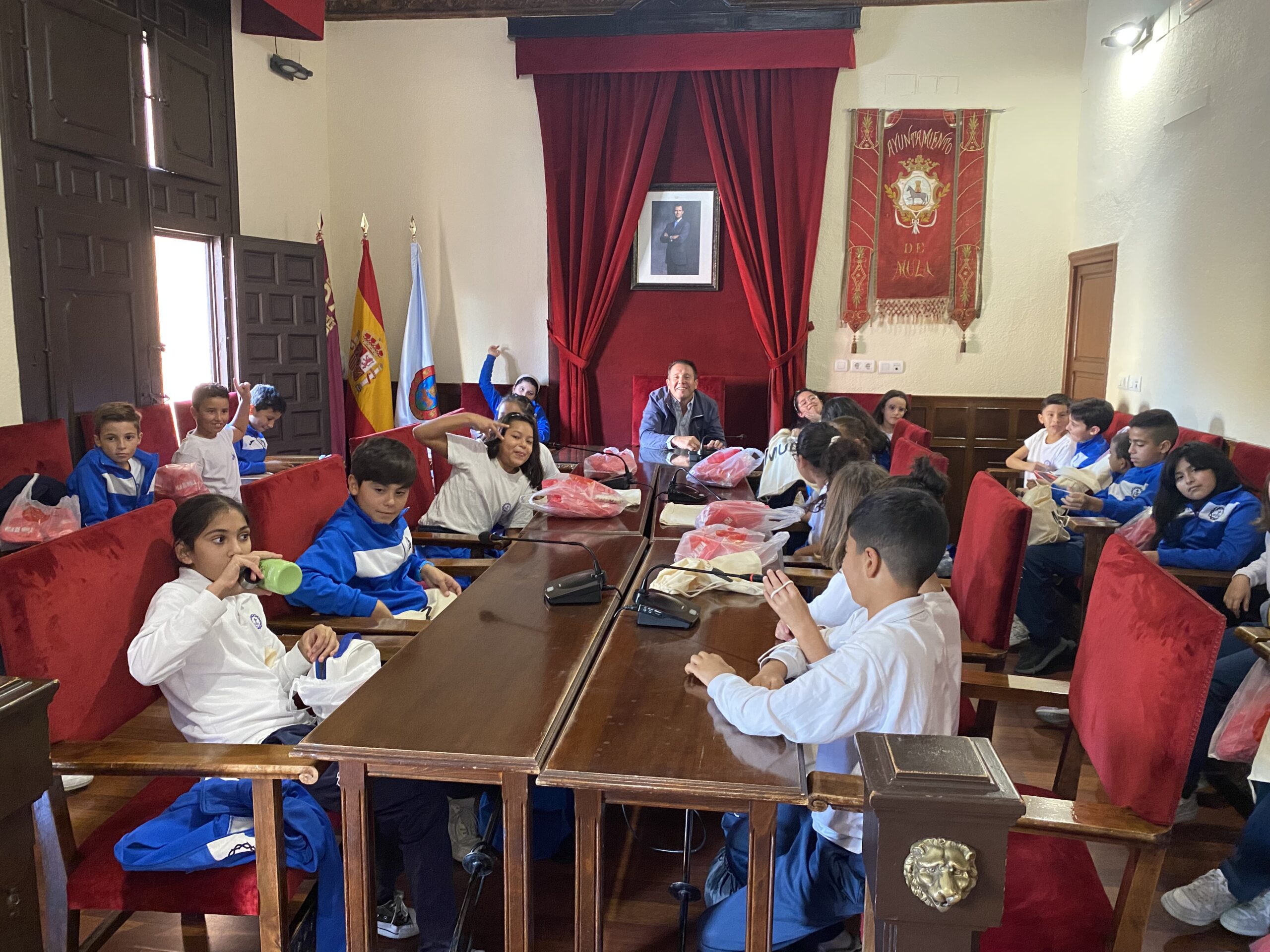 ALCALDÍA | El Alcalde recibe a los alumnos del colegio Cristo Crucificado