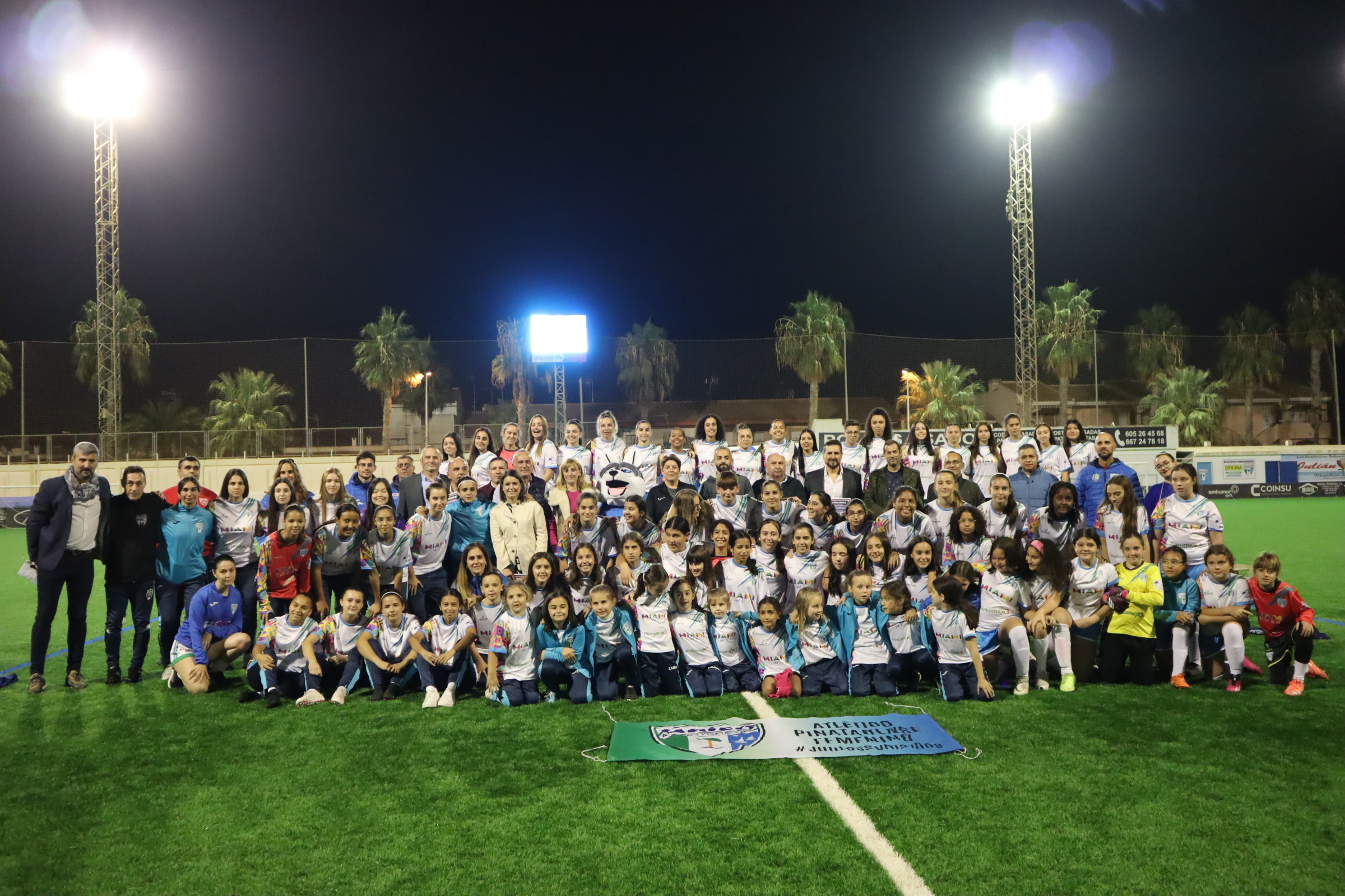 El Atlético Pinatarense presenta los equipos femeninos de la temporada y estrena mascota e himno
