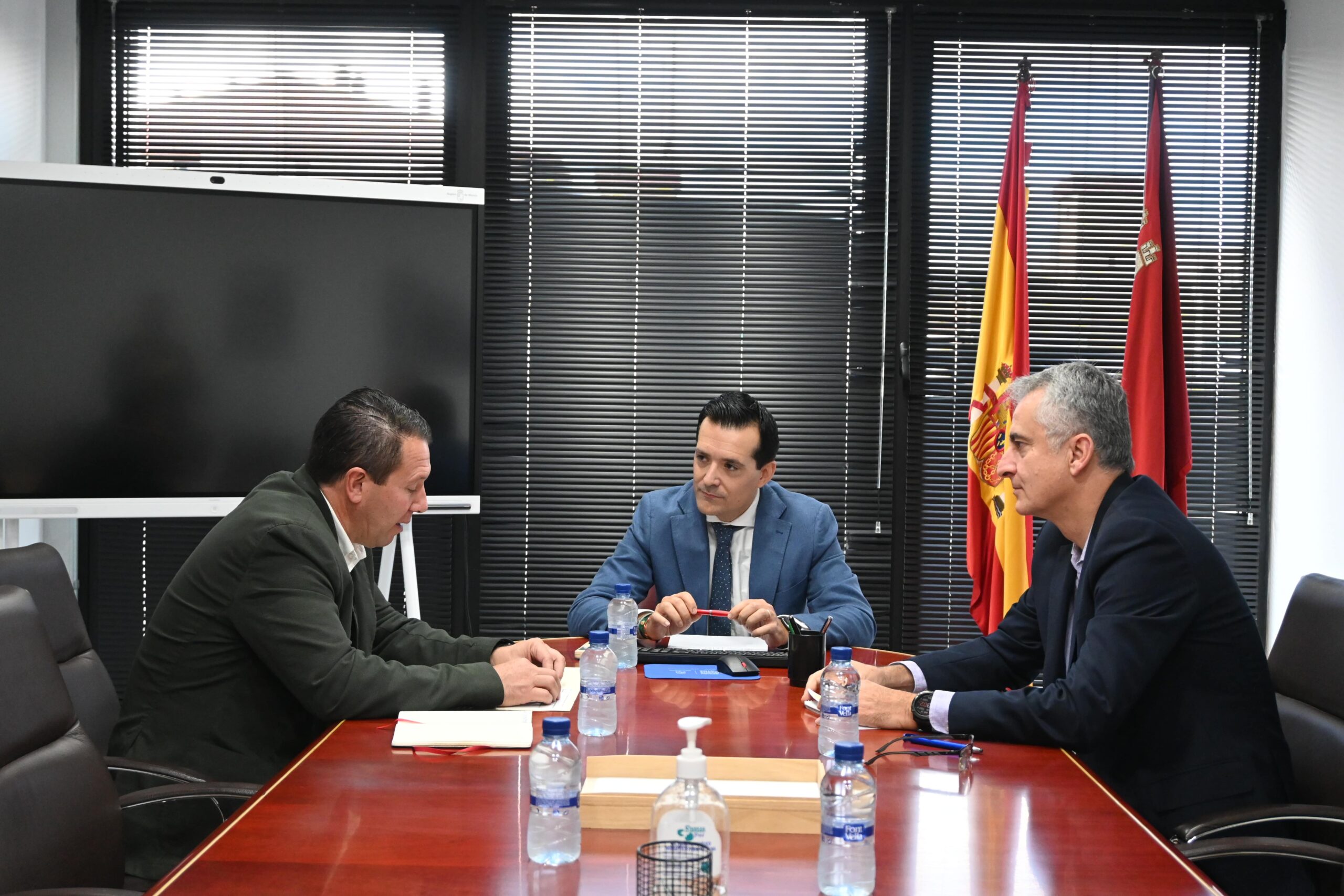 El alcalde de Mula exige mejoras en las carreteras del municipio y la construcción de viviendas para jóvenes al consejero de Fomento