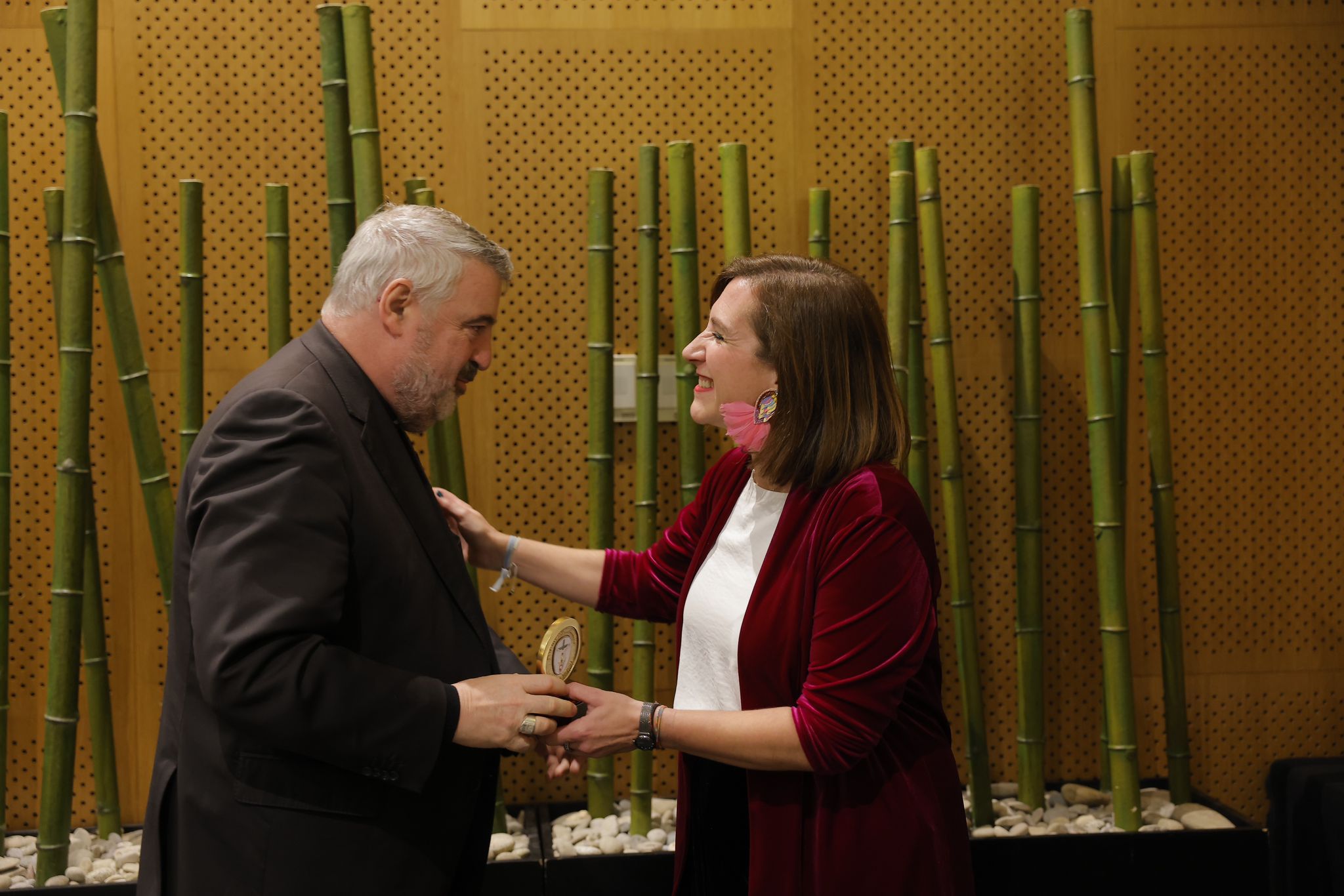 La Consejera Sara Fernández recibe la medalla de oro de la Junta Coordinadora de Cofradías de la Semana Santa de Zaragoza. Noticia. Ayuntamiento de Zaragoza