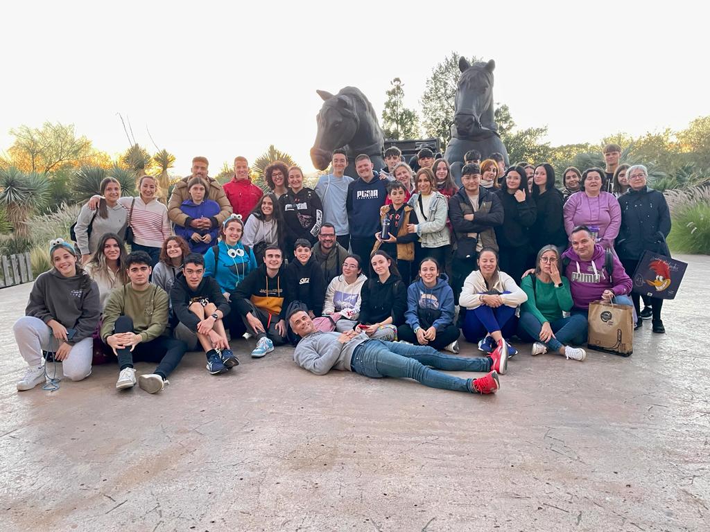 Los jóvenes pinatarenses disfrutan de Halloween en Portaventura
