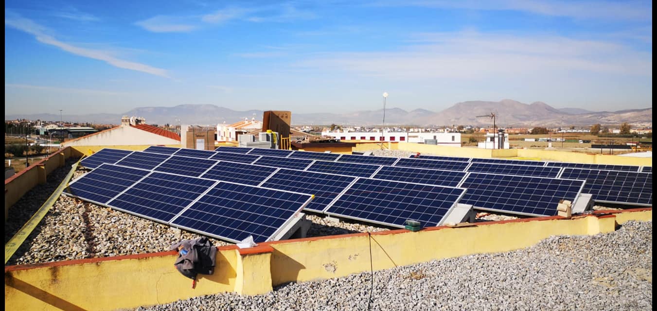 Los vecinos de Cúllar Vega que instalen sistemas de energía fotovoltaica en sus casas pagarán la mitad de IBI durante tres años