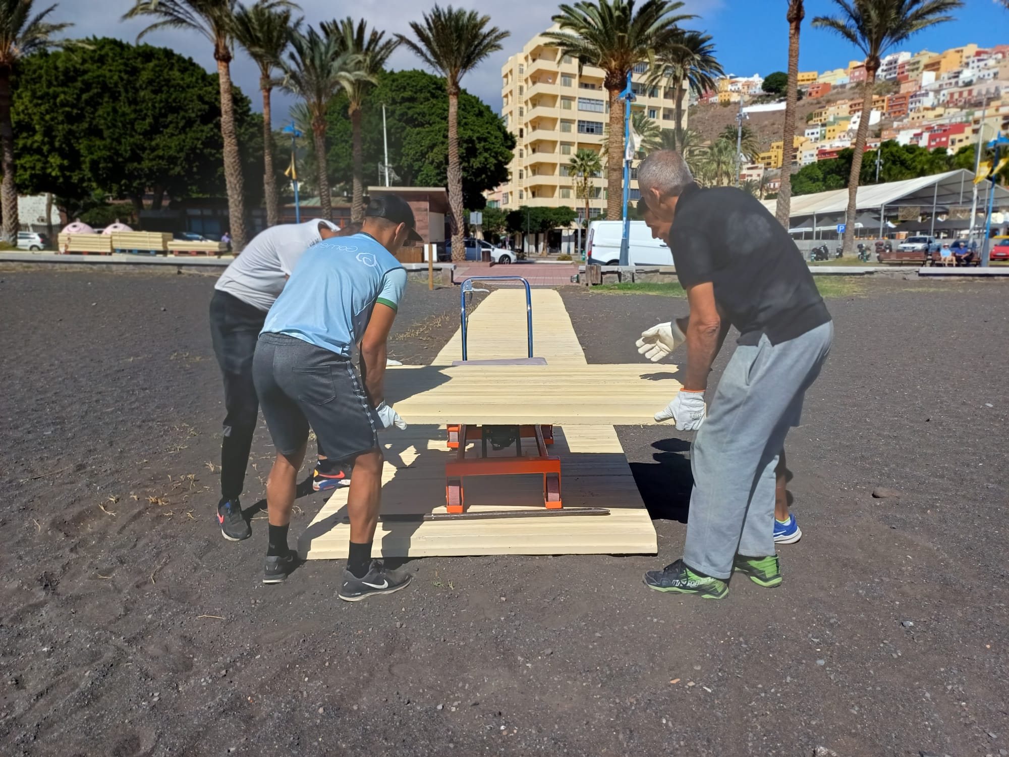 San Sebastián mejora el acceso a las playas con la instalación de nuevas pasarelas peatonales